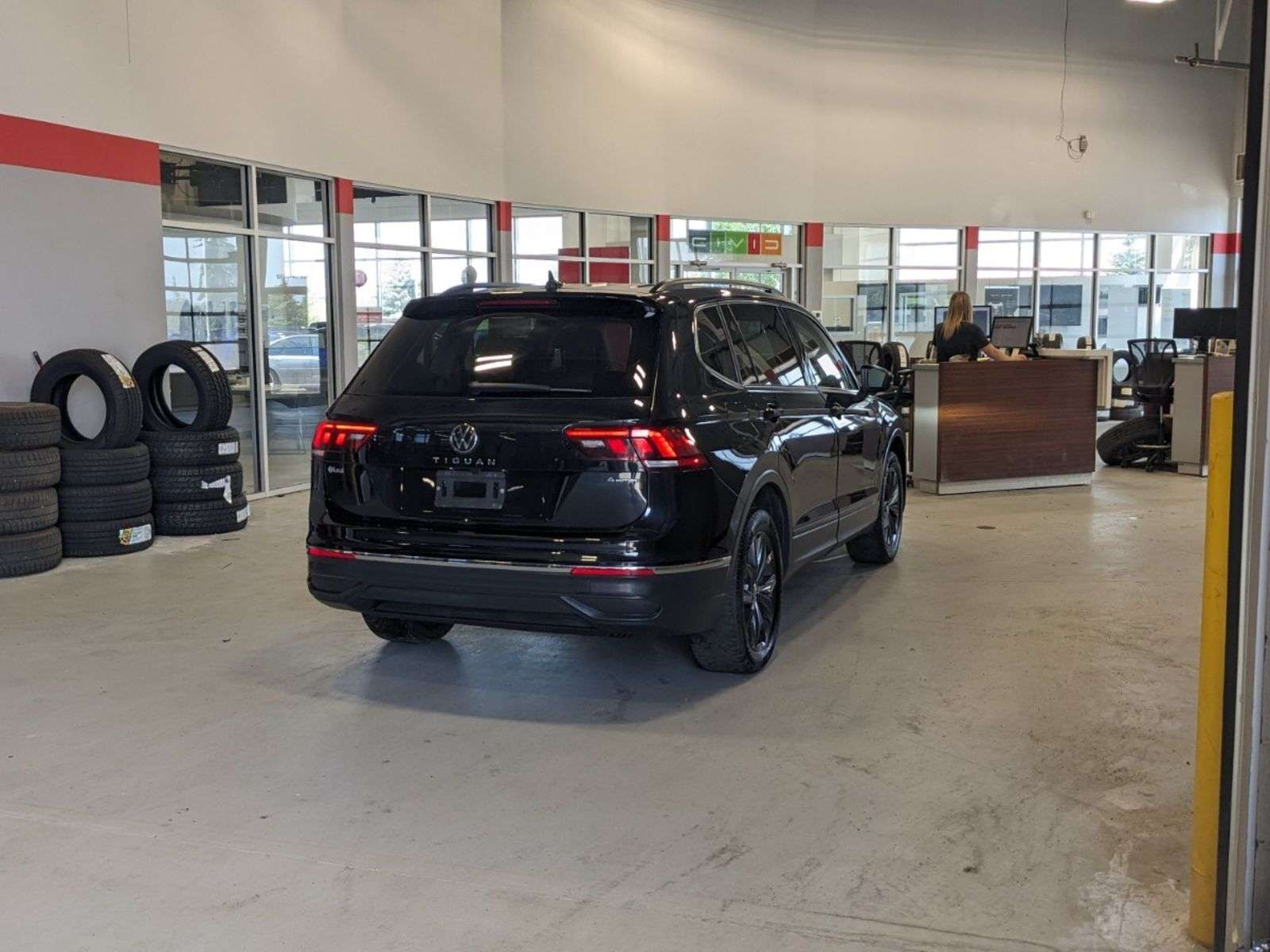 2023 Volkswagen Tiguan Comfortline - Clean Carfax, Leather, Heated Seats — снимка 1