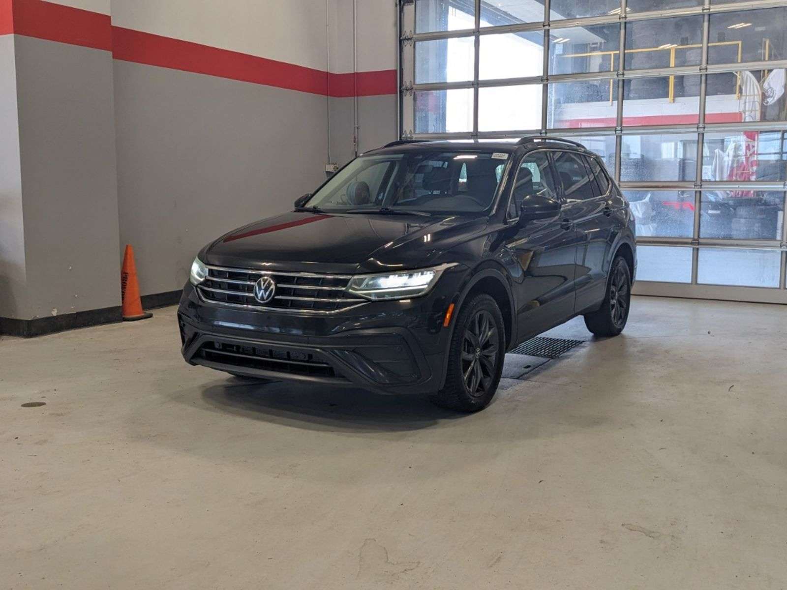 2023 Volkswagen Tiguan Comfortline - Clean Carfax, Leather, Heated Seats