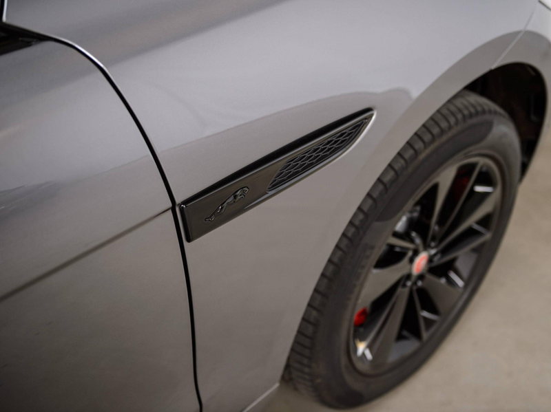 Jaguar F-Pace 2.0 T PHEV AWD P400e R-Dynamic Black pack — photo 6