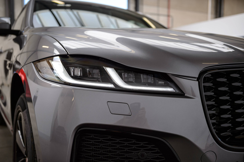 Jaguar F-Pace 2.0 T PHEV AWD P400e R-Dynamic Black pack — photo 7
