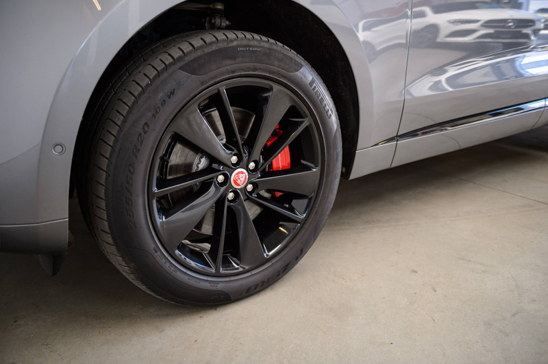 Jaguar F-Pace 2.0 T PHEV AWD P400e R-Dynamic Black pack — photo 9