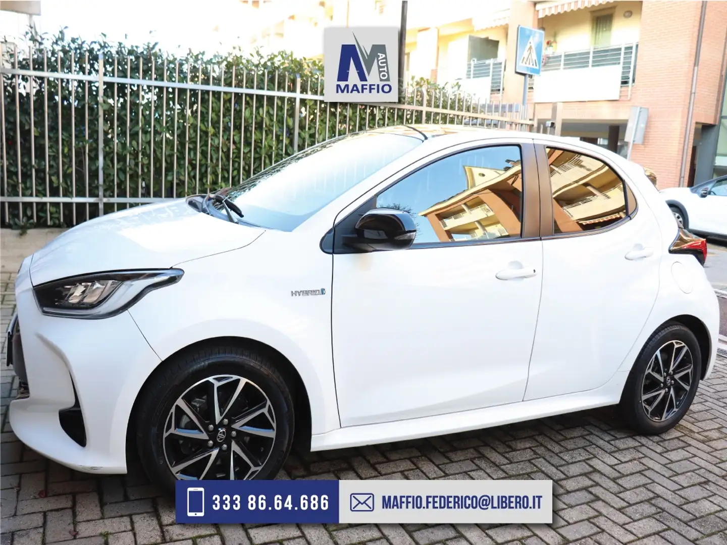 Toyota Yaris YARIS 1.5H LOUNGE+TETTO PANORAMICO+RETROCAMERA Weiß - 1