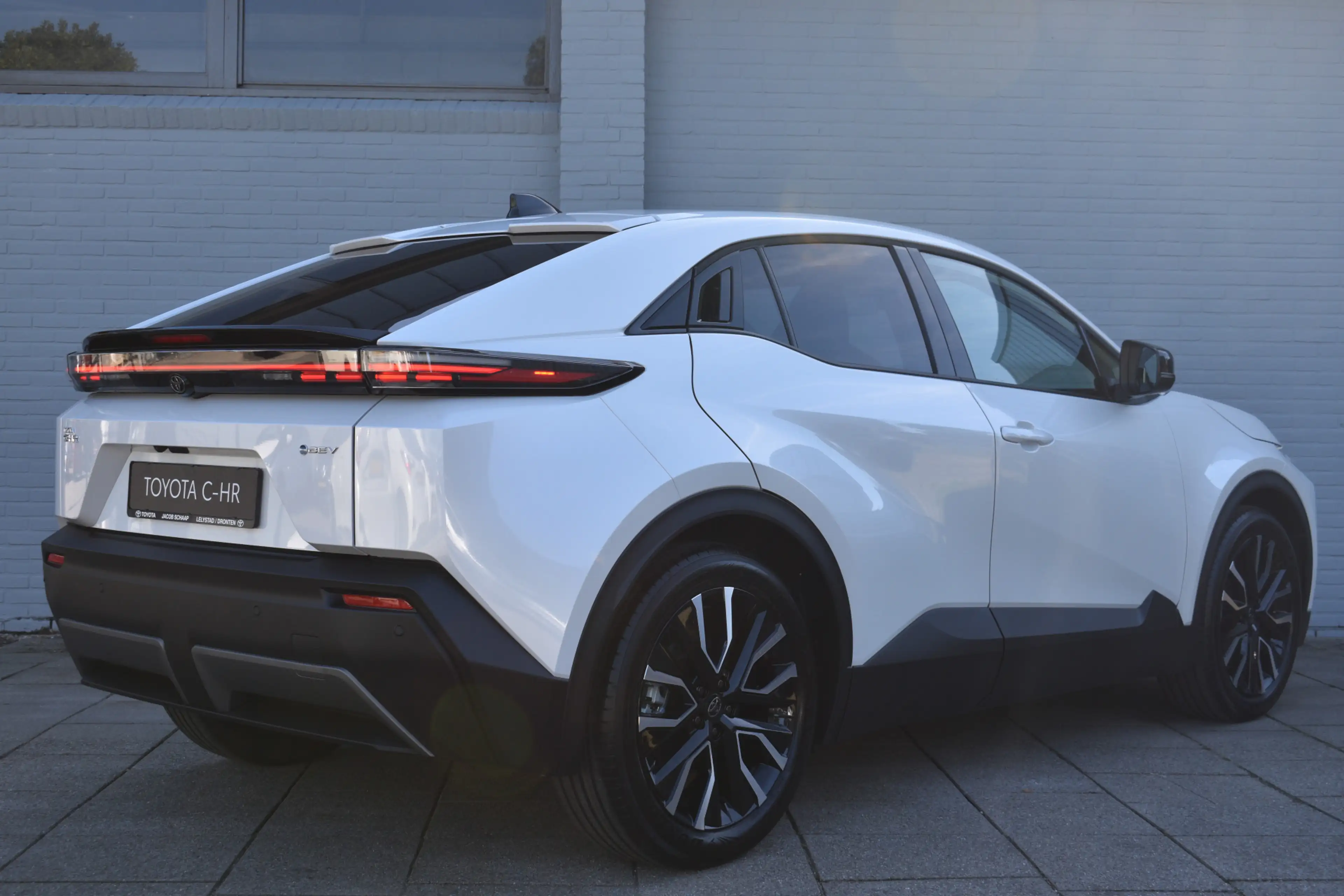Toyota C-HR+ First Edition 77 kWh Automaat 224pk | 20 two-tone — photo 4