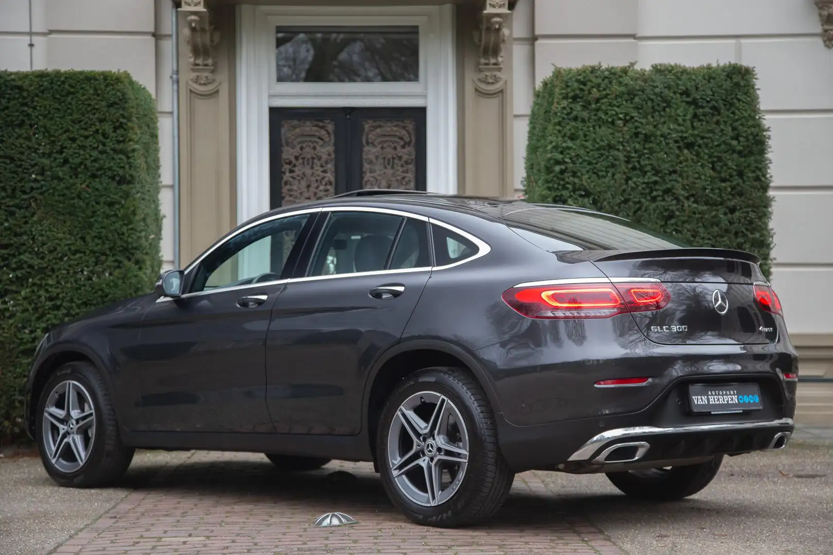 Mercedes-Benz GLC 300 Coupé 4MATIC AMG Trekhaak | Pano | 360 Cam | ACC | Gris - 2