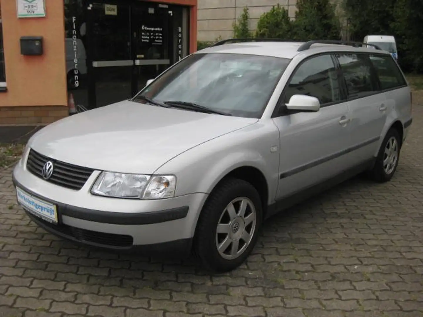 Volkswagen Passat Variant Passat 1.6 Edition Klima Sitzheizung AHK HU/AU NEU Ezüst - 1