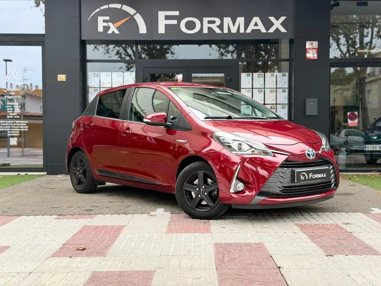 Toyota Yaris 100H 1.5 Active Tech Rojo - 2