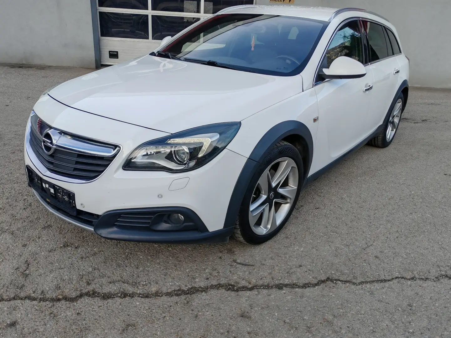 Opel Insignia Country Tourer 2,0 BiTurbo CDTI Ecotec Allrad Aut. Weiß - 1