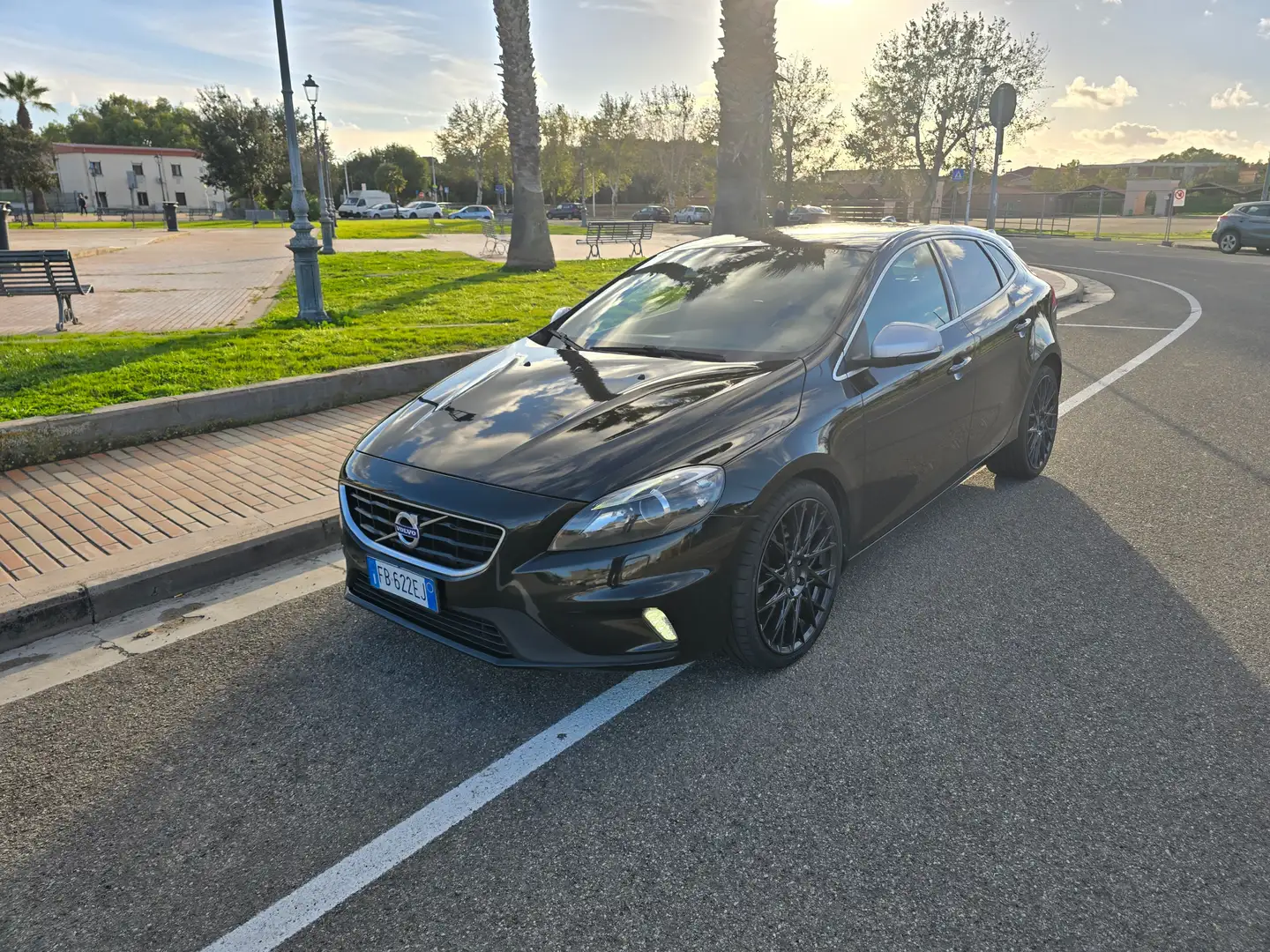 Volvo V40 V40 2.0 d4 R-design Momentum 190cv Noir - 2
