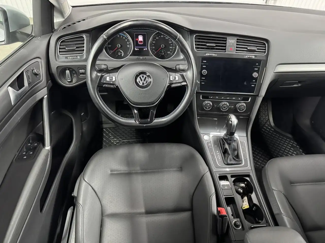 Volkswagen e-Golf снимка Volkswagen e-Golf