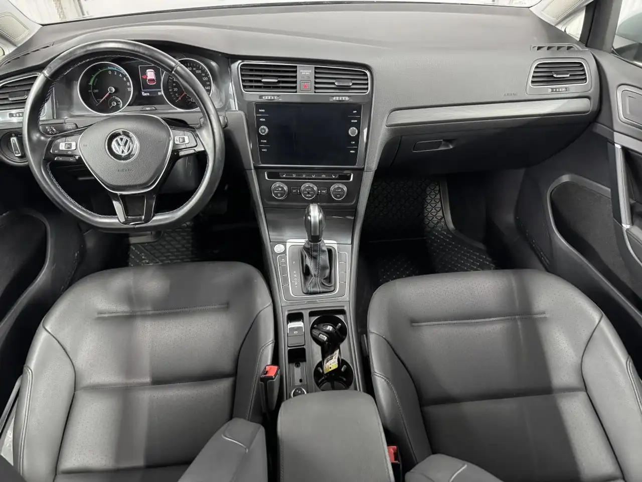 Volkswagen e-Golf снимка Volkswagen e-Golf