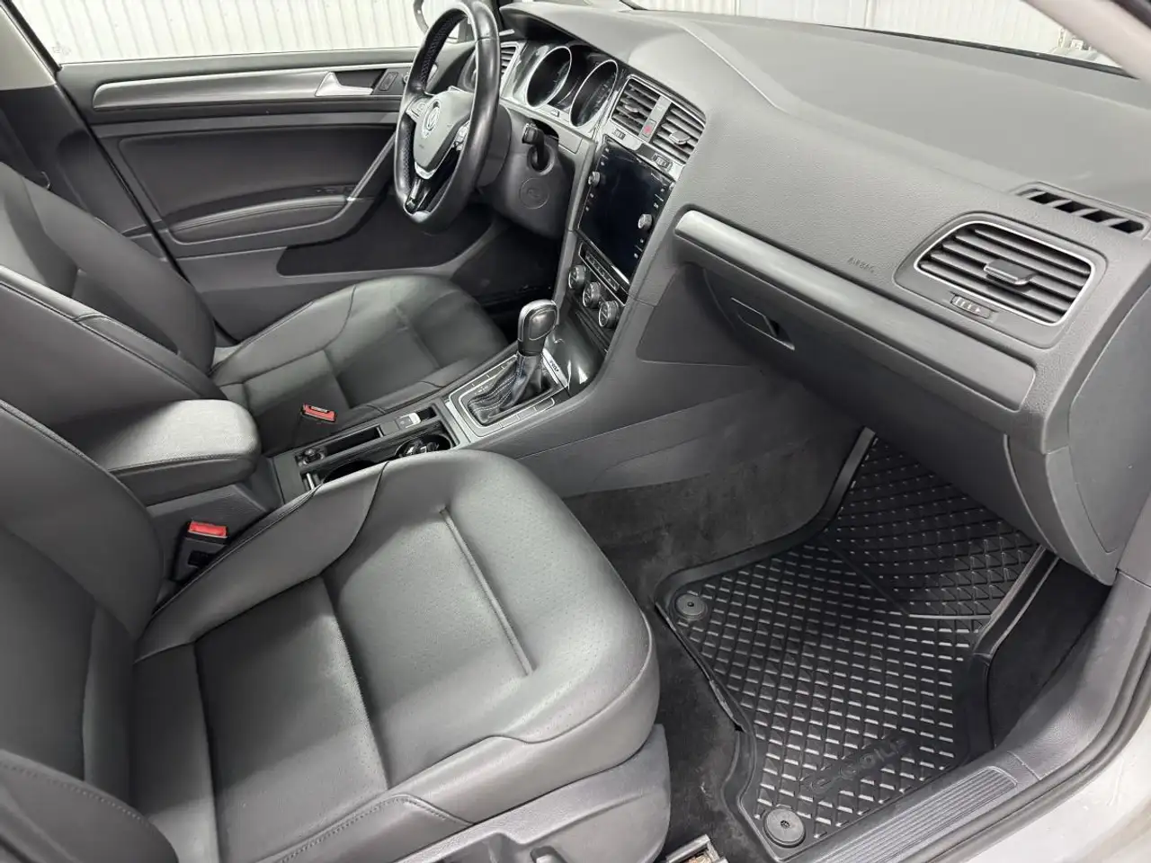 Volkswagen e-Golf снимка Volkswagen e-Golf
