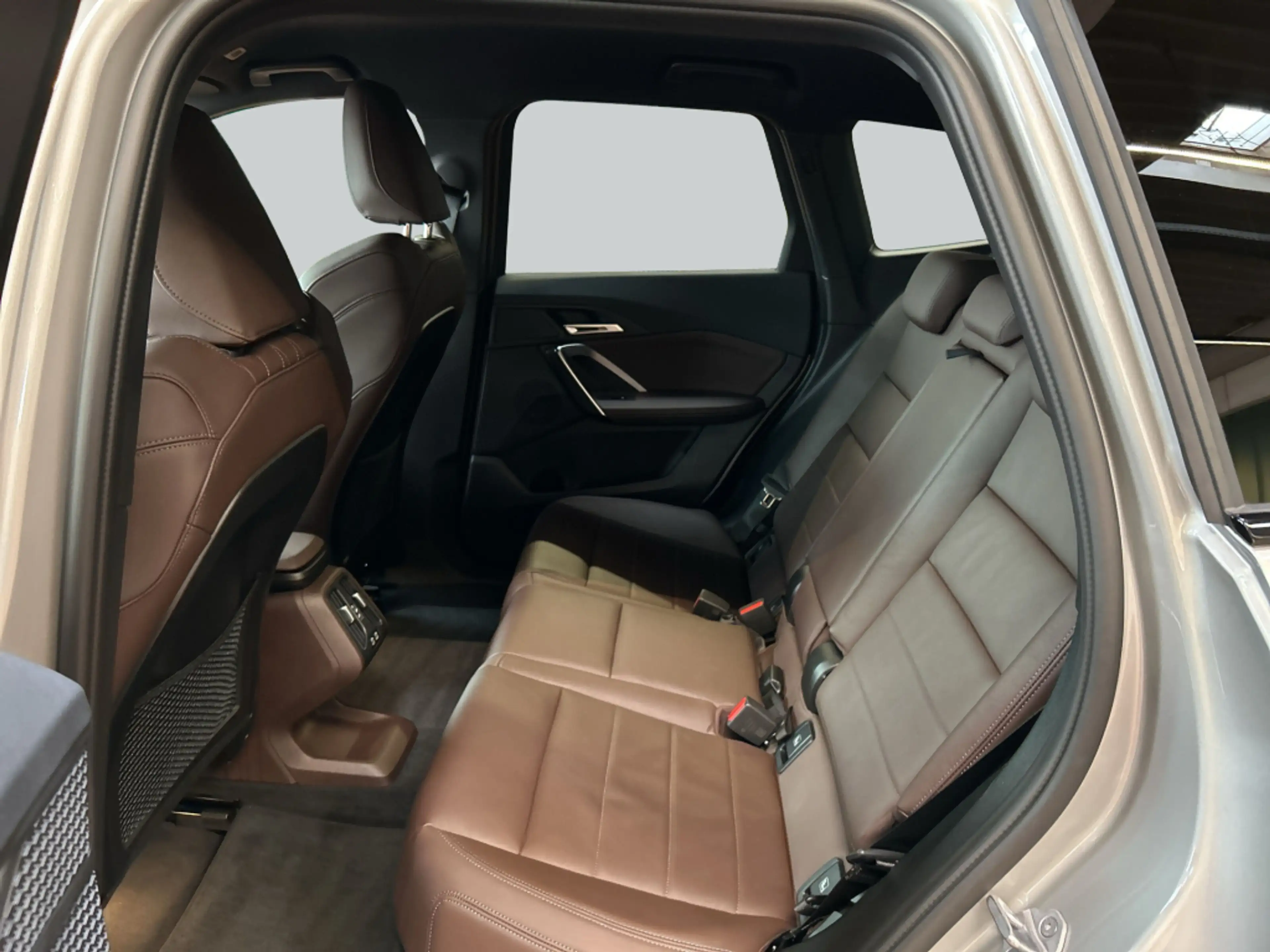 BMW iX1 xDrive30 M-Paket LED HeadUp Navi SHZ — photo 13