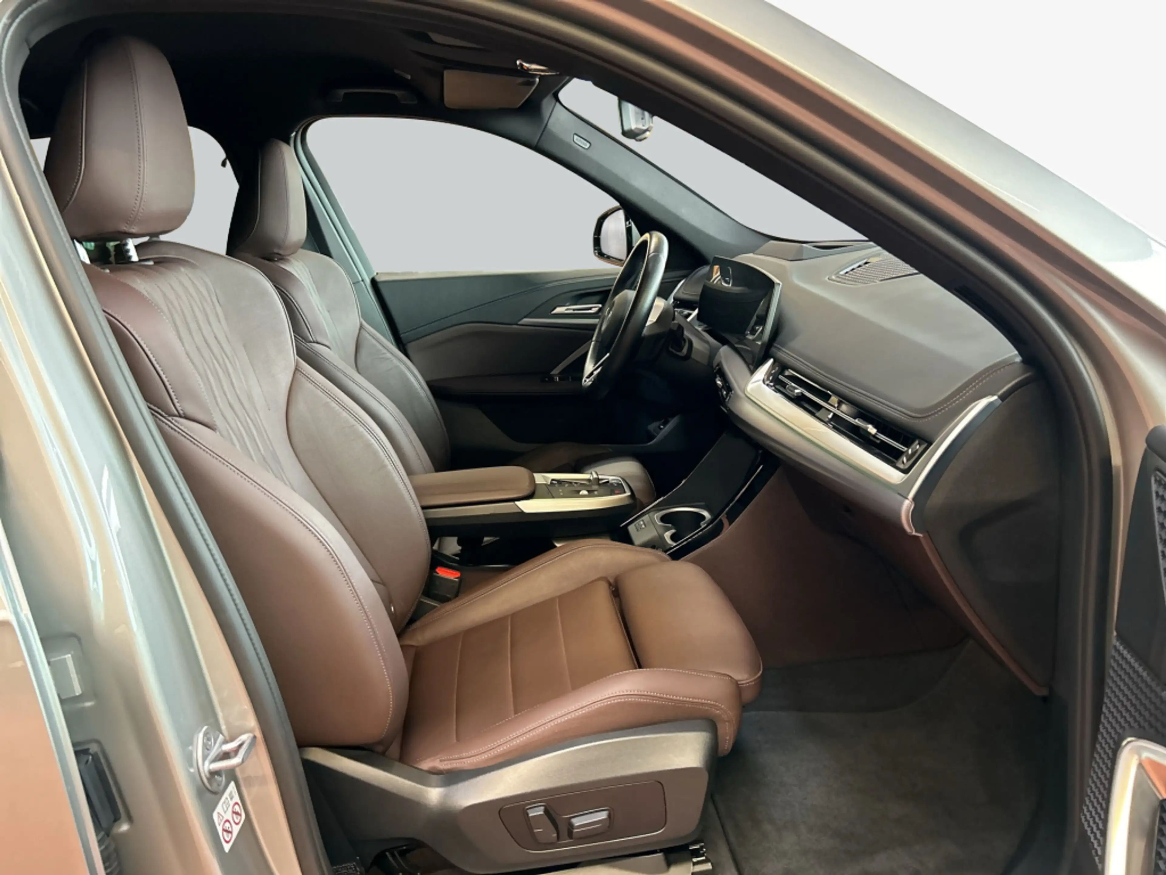 BMW iX1 xDrive30 M-Paket LED HeadUp Navi SHZ — photo 14
