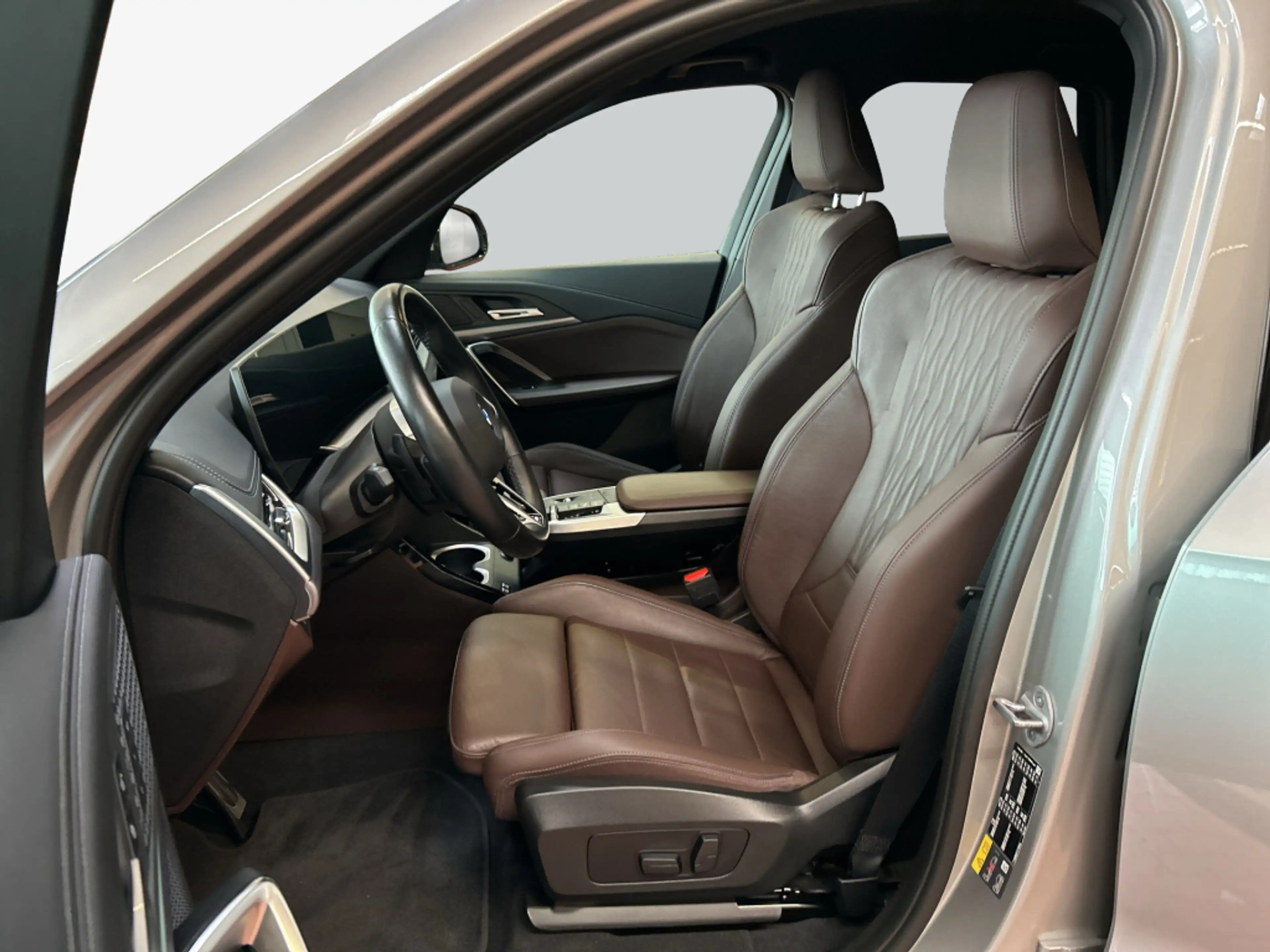 BMW iX1 xDrive30 M-Paket LED HeadUp Navi SHZ — photo 12