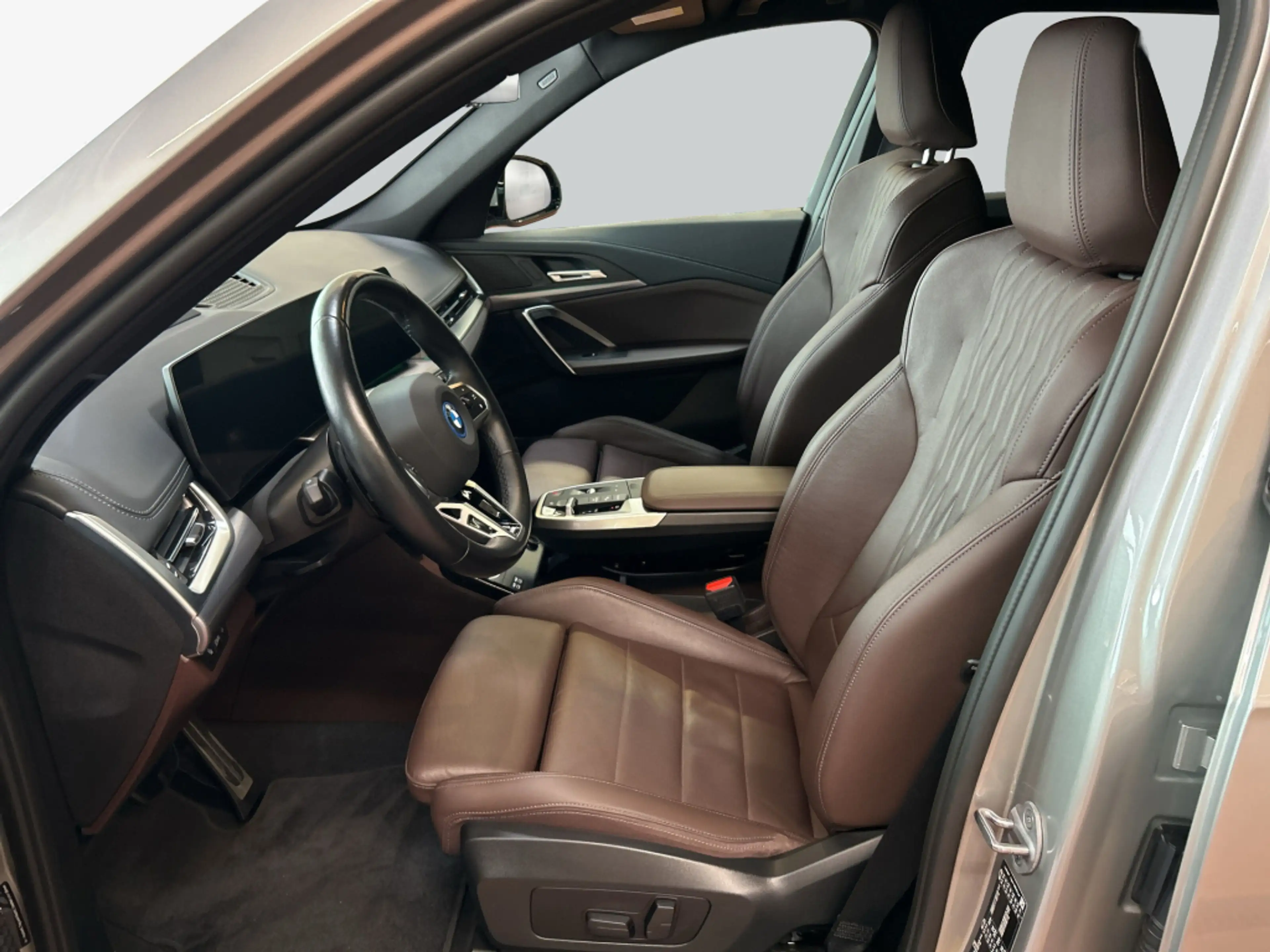 BMW iX1 xDrive30 M-Paket LED HeadUp Navi SHZ — photo 11