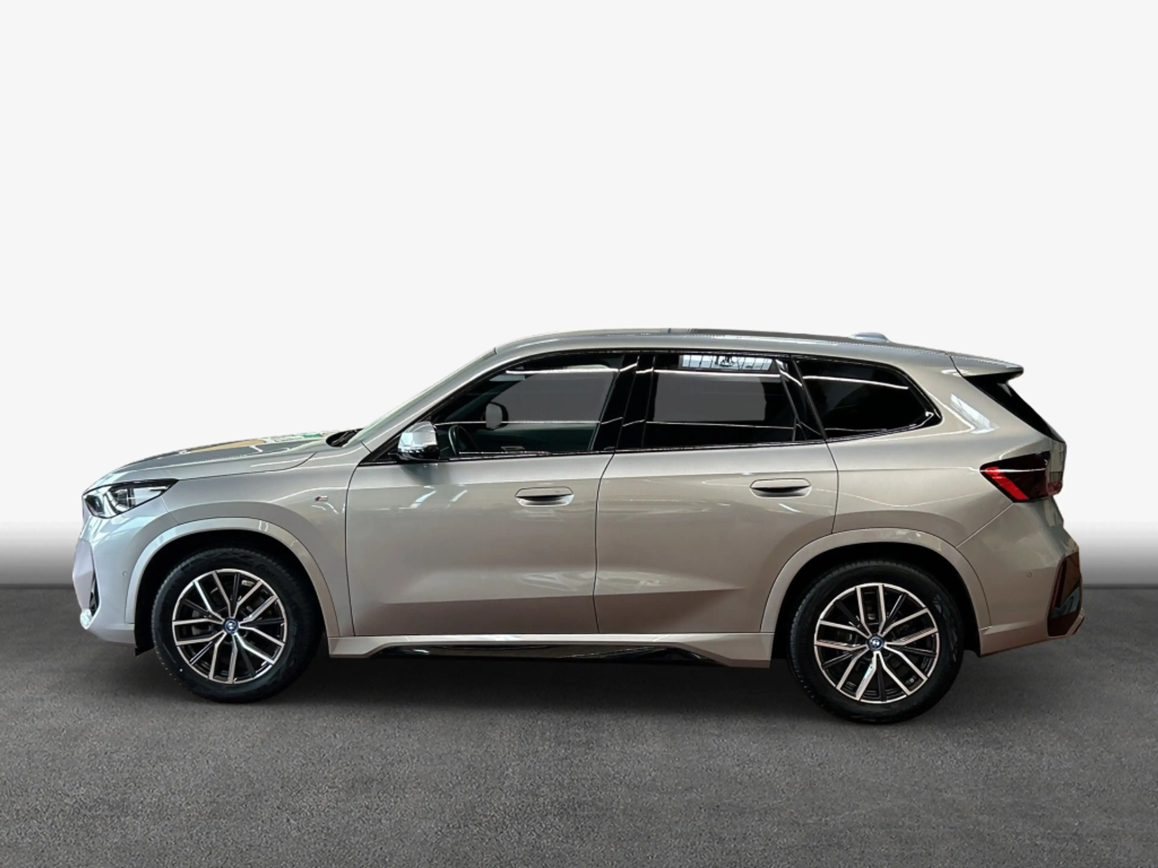 BMW iX1 xDrive30 M-Paket LED HeadUp Navi SHZ — photo 6