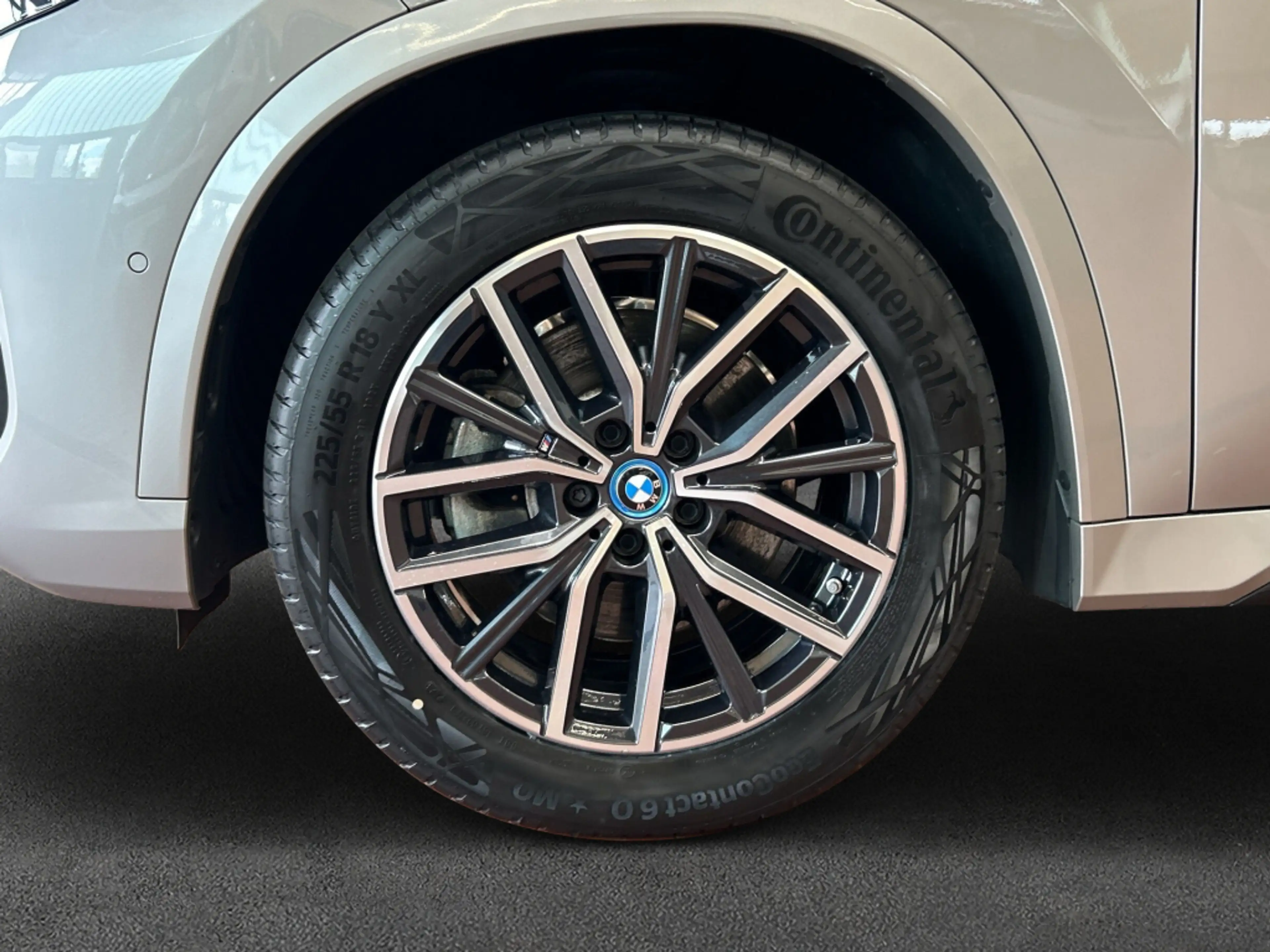 BMW iX1 xDrive30 M-Paket LED HeadUp Navi SHZ — photo 9