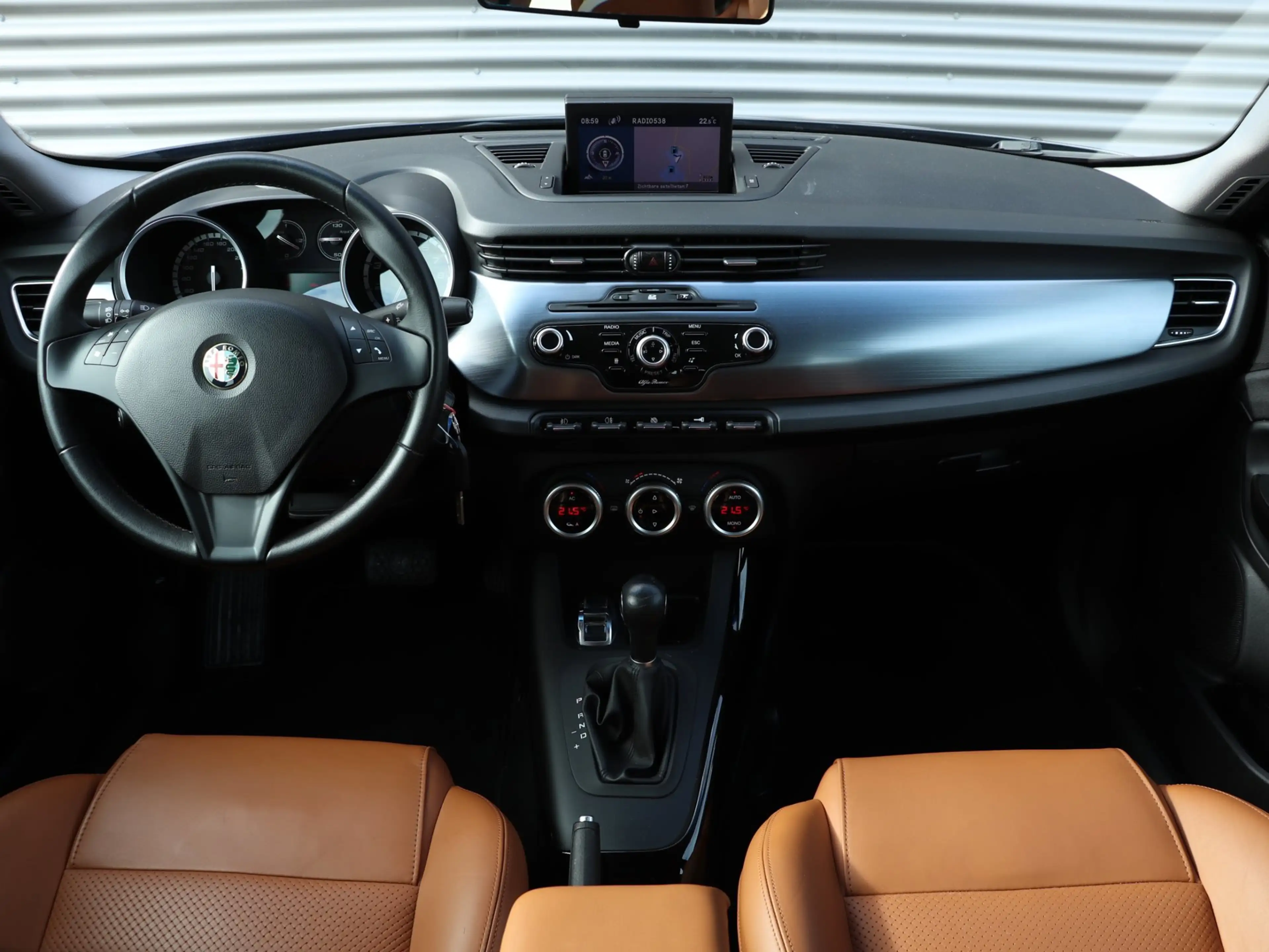 Alfa Romeo Giulietta 1.4 T Distinctive Automaat *Leder*Navigatie*Stoelv — photo 3