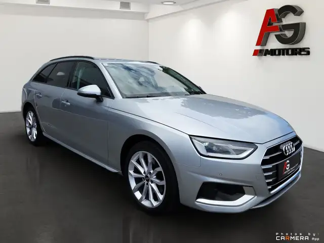 Audi A4 Avant view 3