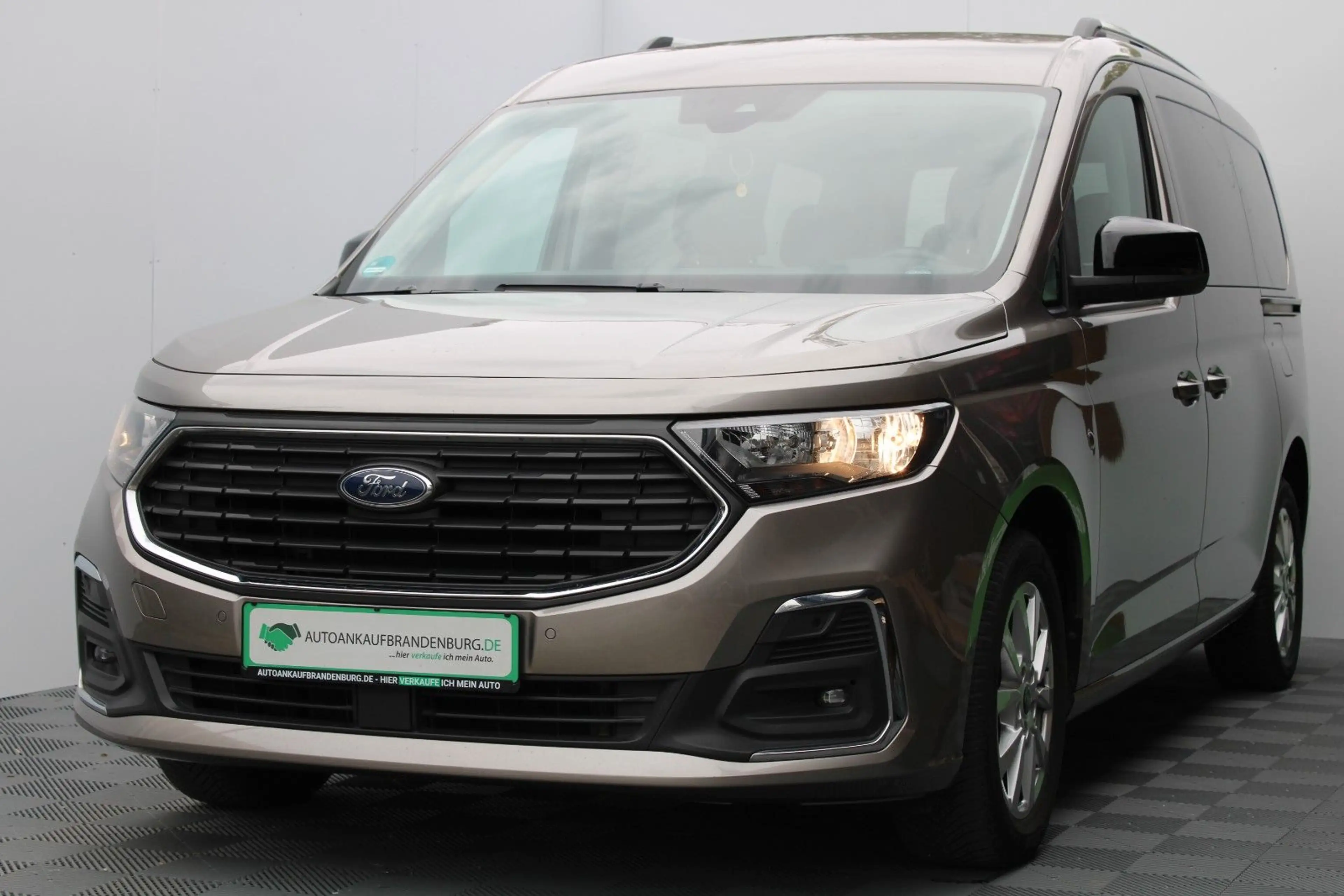 Ford Grand Tourneo Connect Titanium — photo 6