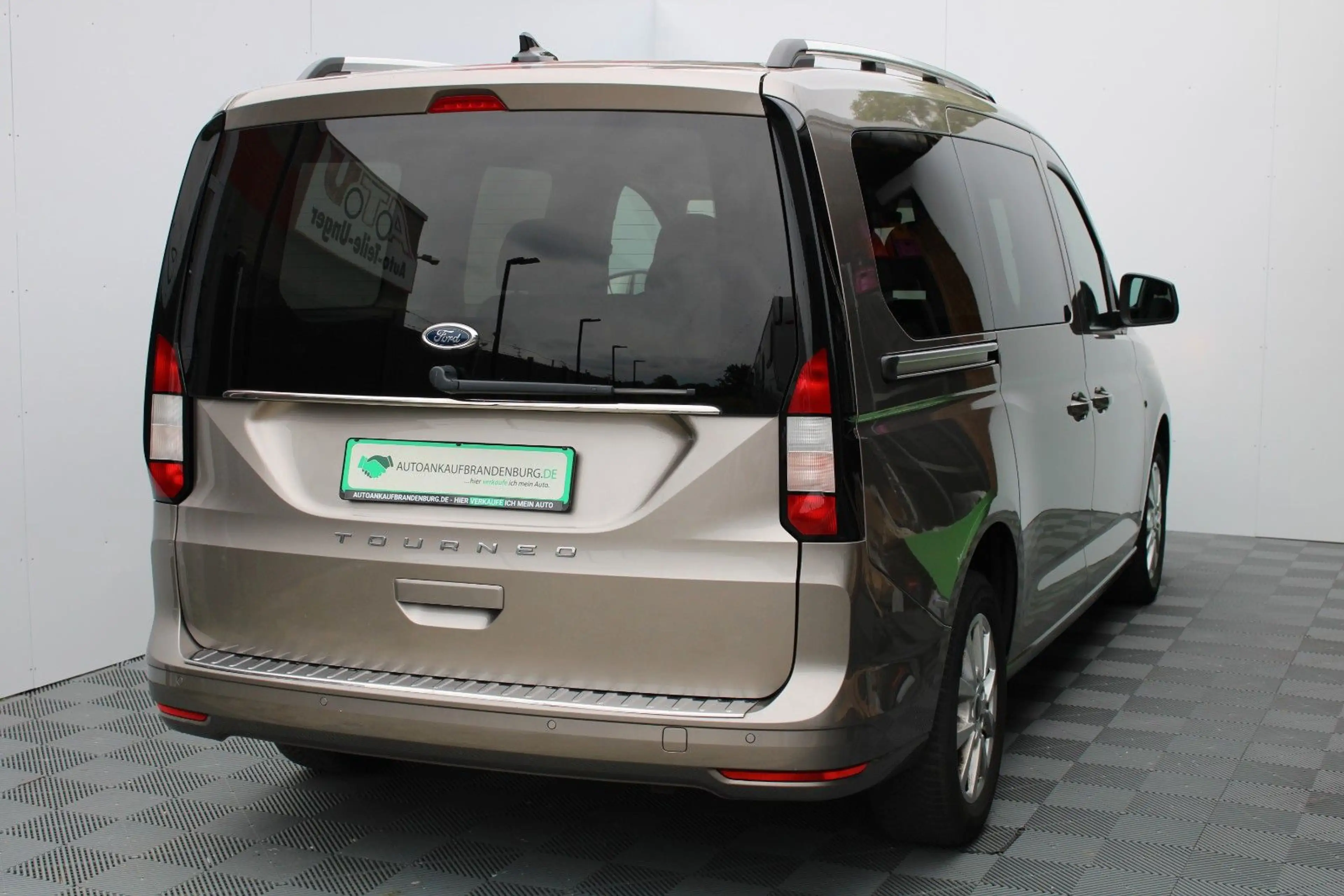 Ford Grand Tourneo Connect Titanium — photo 8