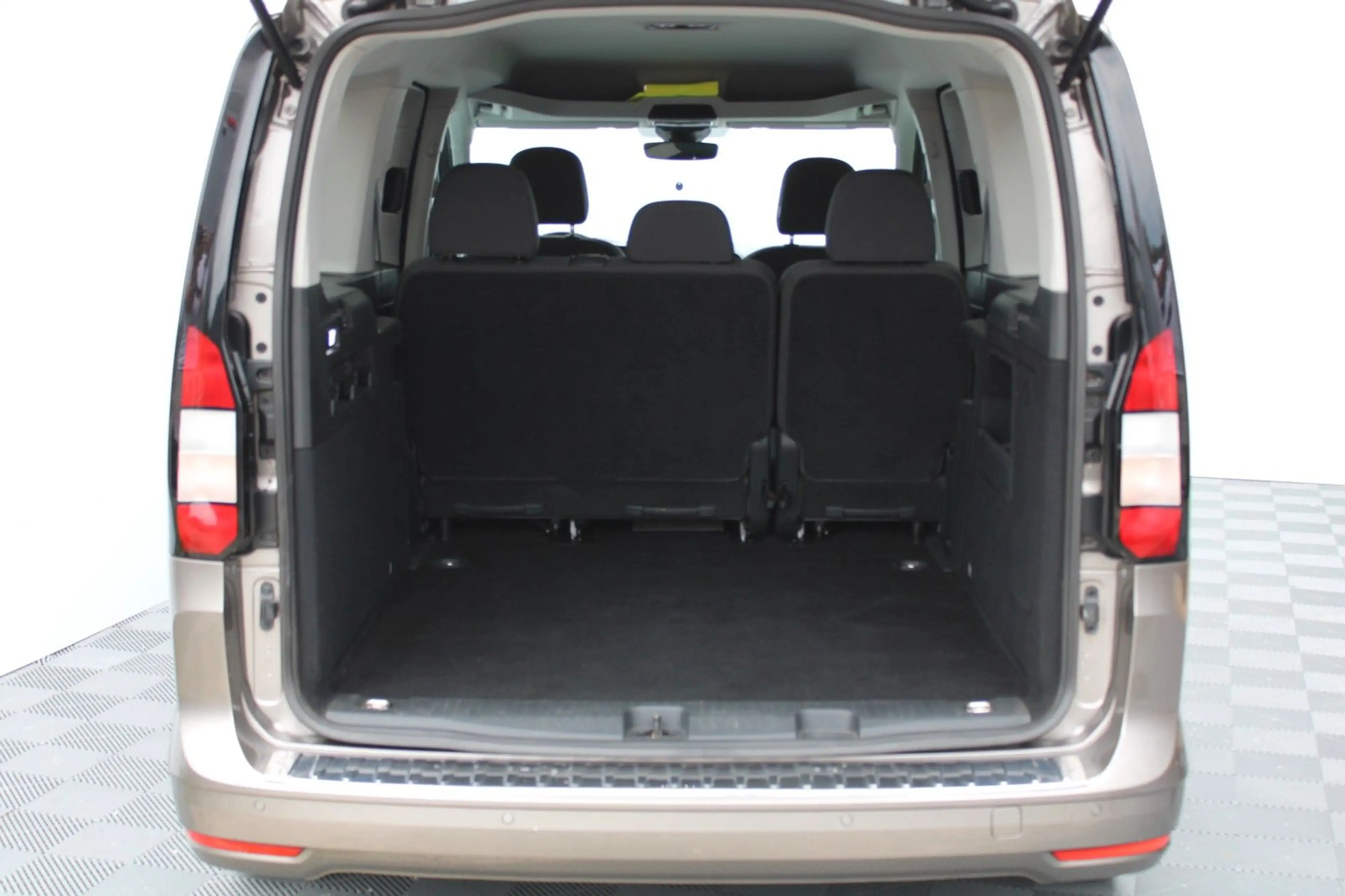 Ford Grand Tourneo Connect Titanium — photo 10
