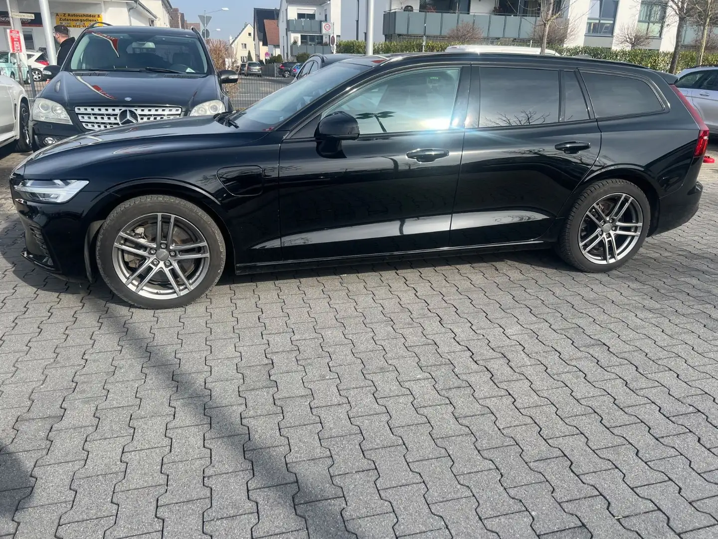 Volvo V60 Kombi Plus Dark Recharge Plug-In Hybrid AWD Schwarz - 2
