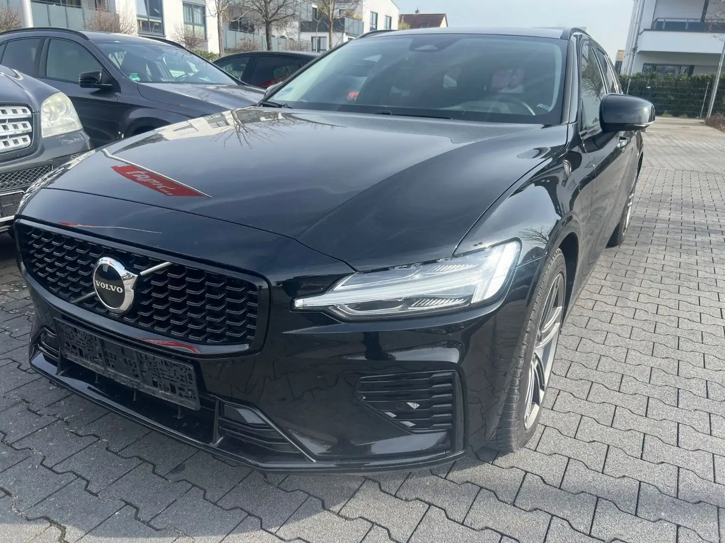 Volvo V60 Kombi Plus Dark Recharge Plug-In Hybrid AWD Schwarz - 1