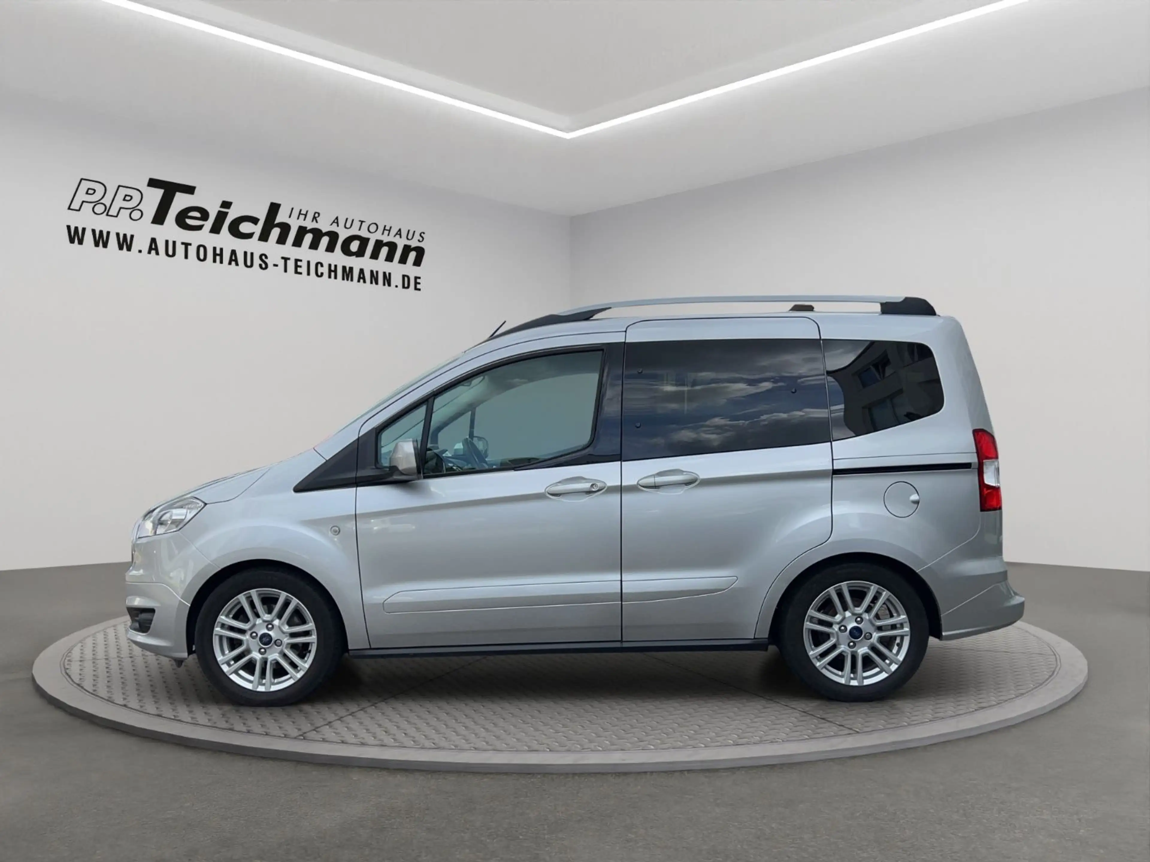 Ford Tourneo Courier Titanium — photo 8