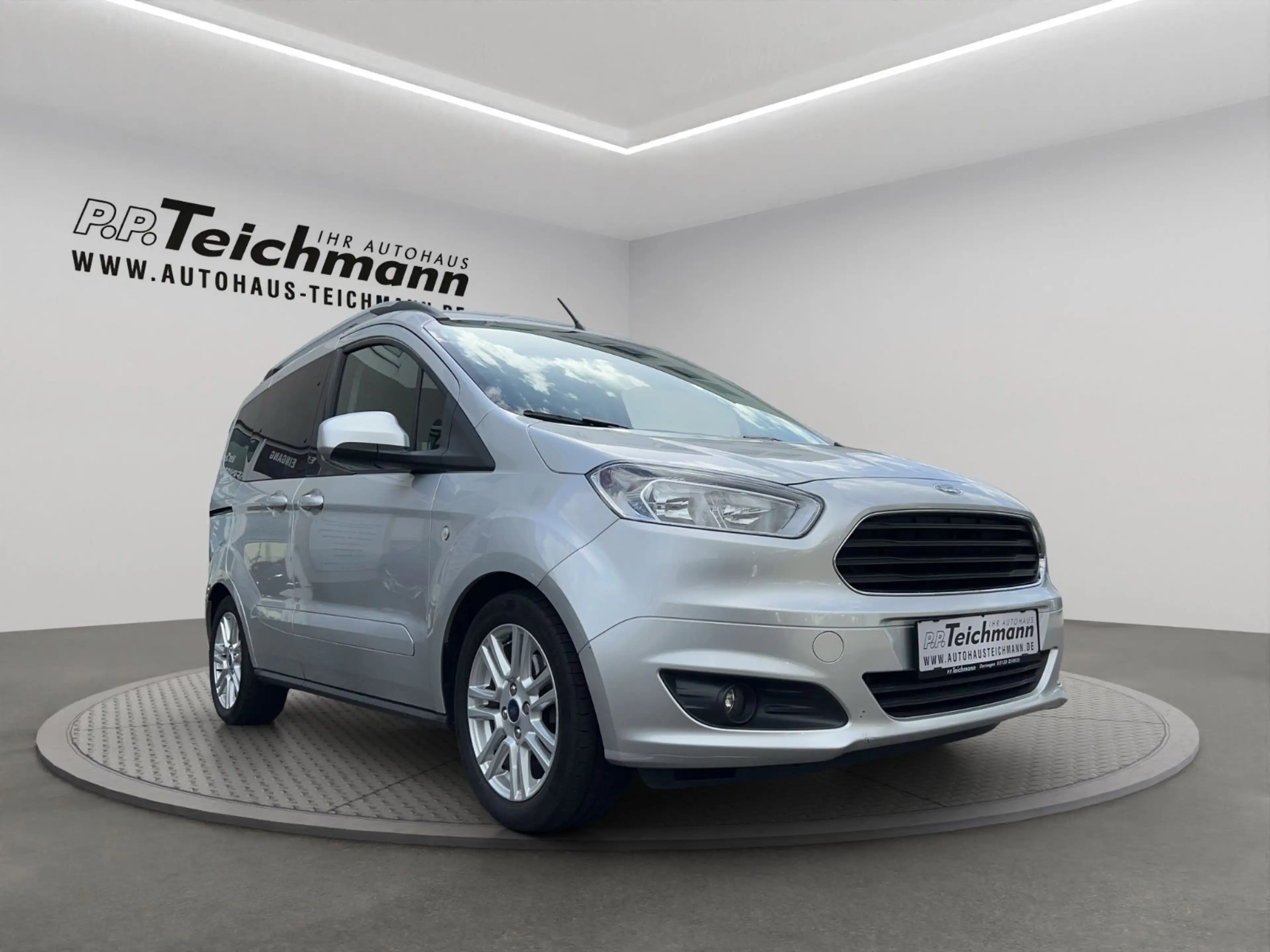 Ford Tourneo Courier Titanium — photo 3