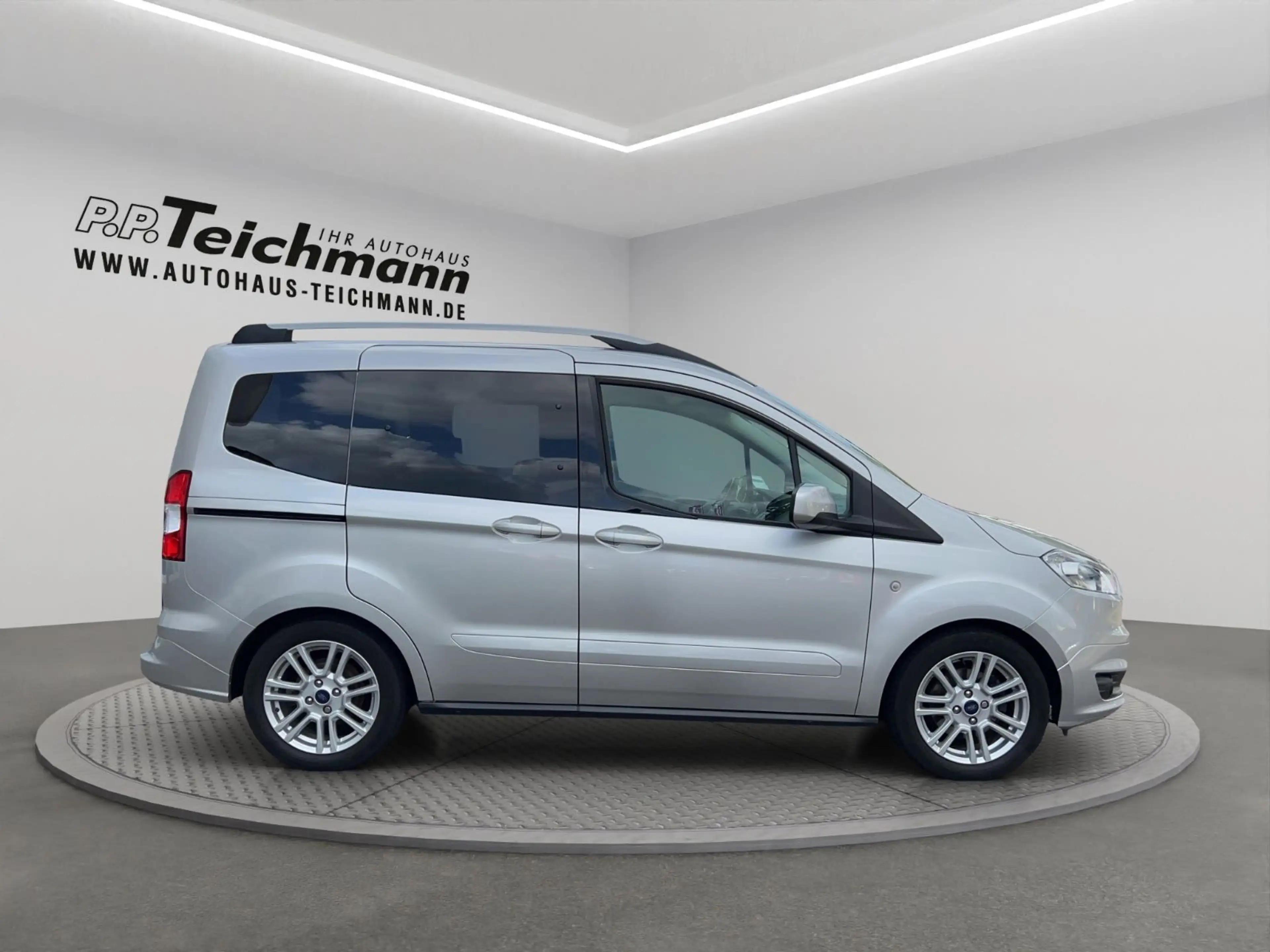 Ford Tourneo Courier Titanium — photo 4