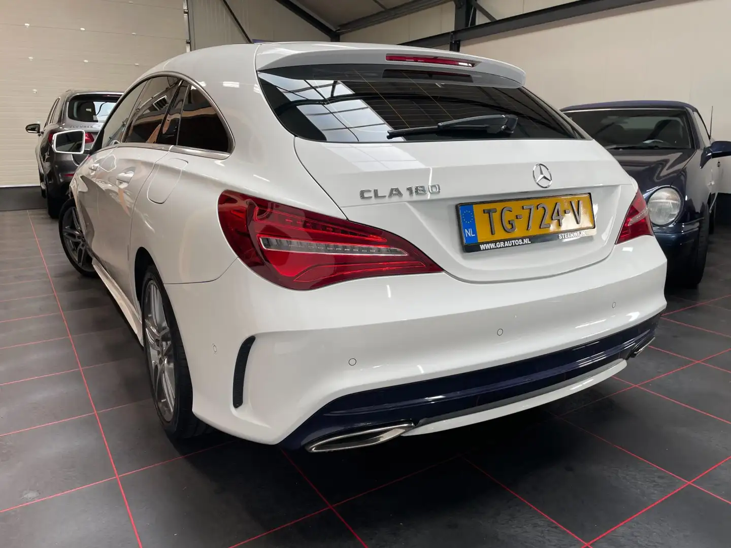 Mercedes-Benz CLA 180 Shooting Brake Business Solution AMG Wit - 2