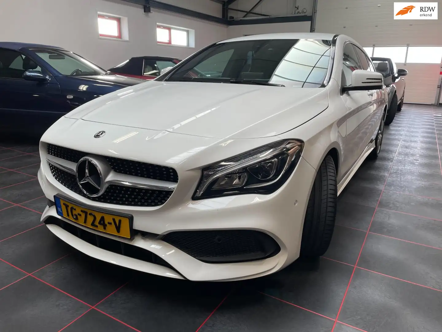 Mercedes-Benz CLA 180 Shooting Brake Business Solution AMG Wit - 1