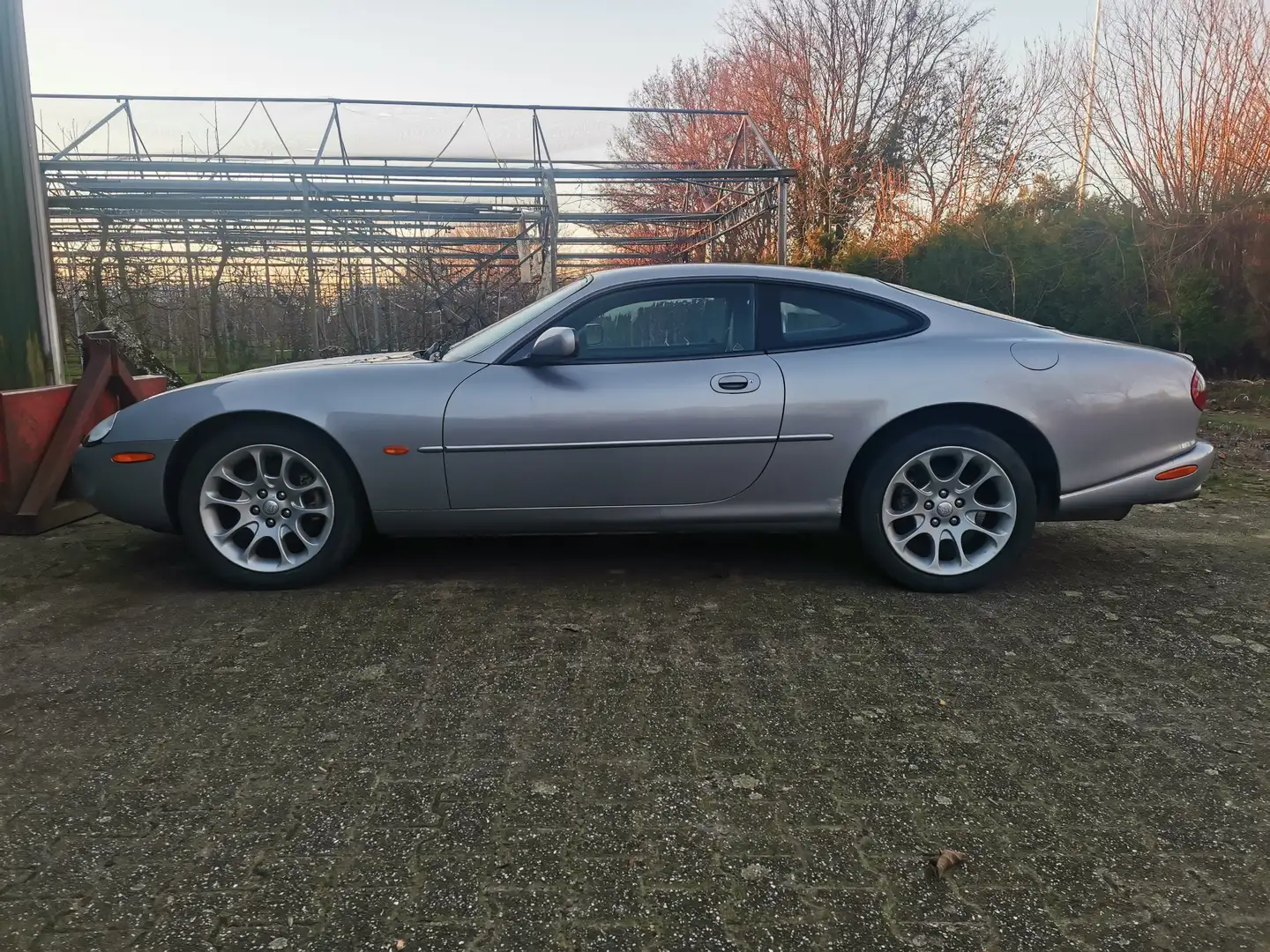 Jaguar XKR 4.0 V8 Coupé srebrna - 1