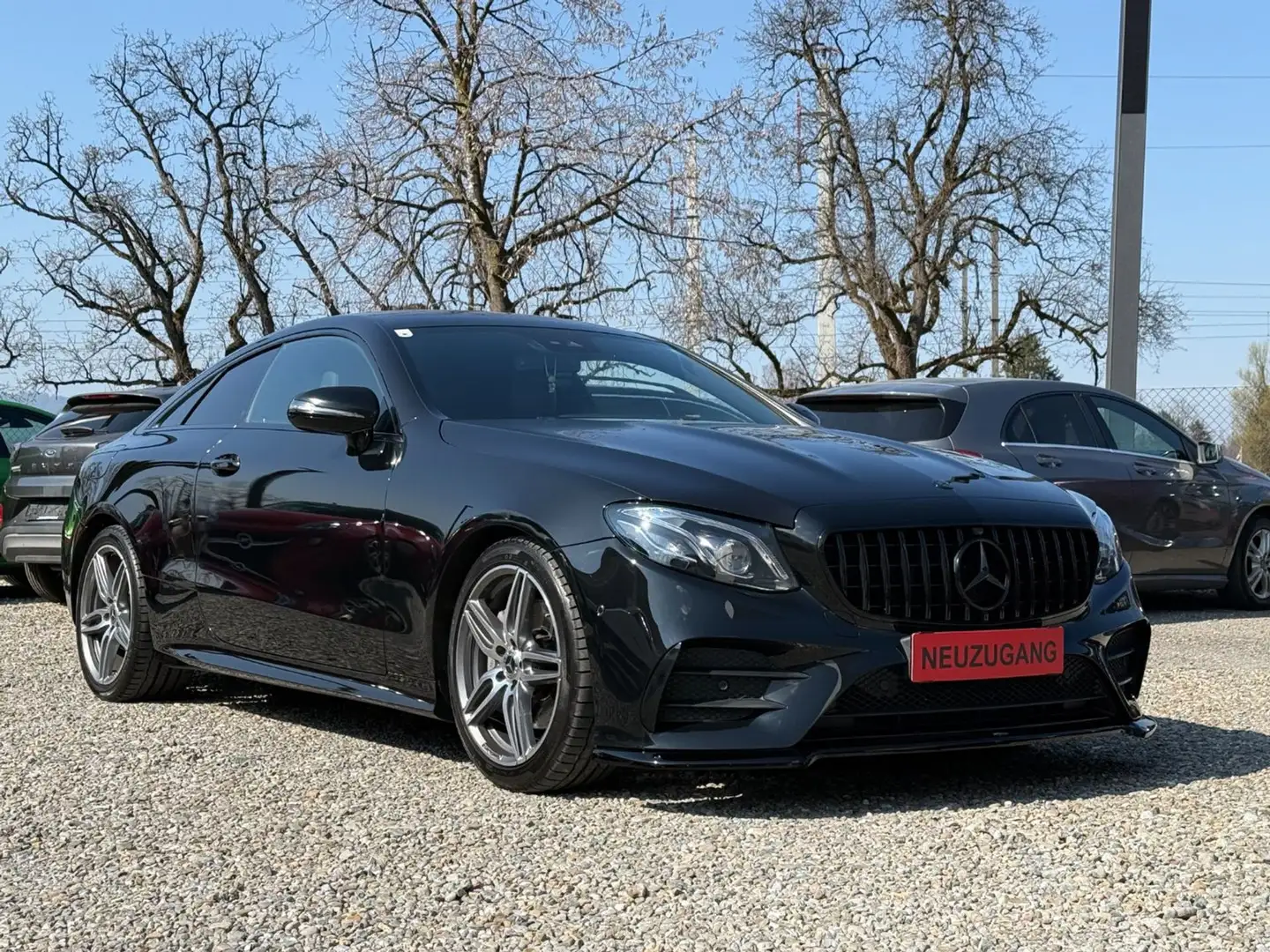 Mercedes-Benz E 200 AMG Line Schwarz - 1