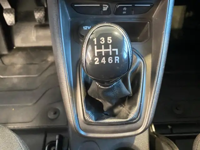 Ford Transit Courier view 12