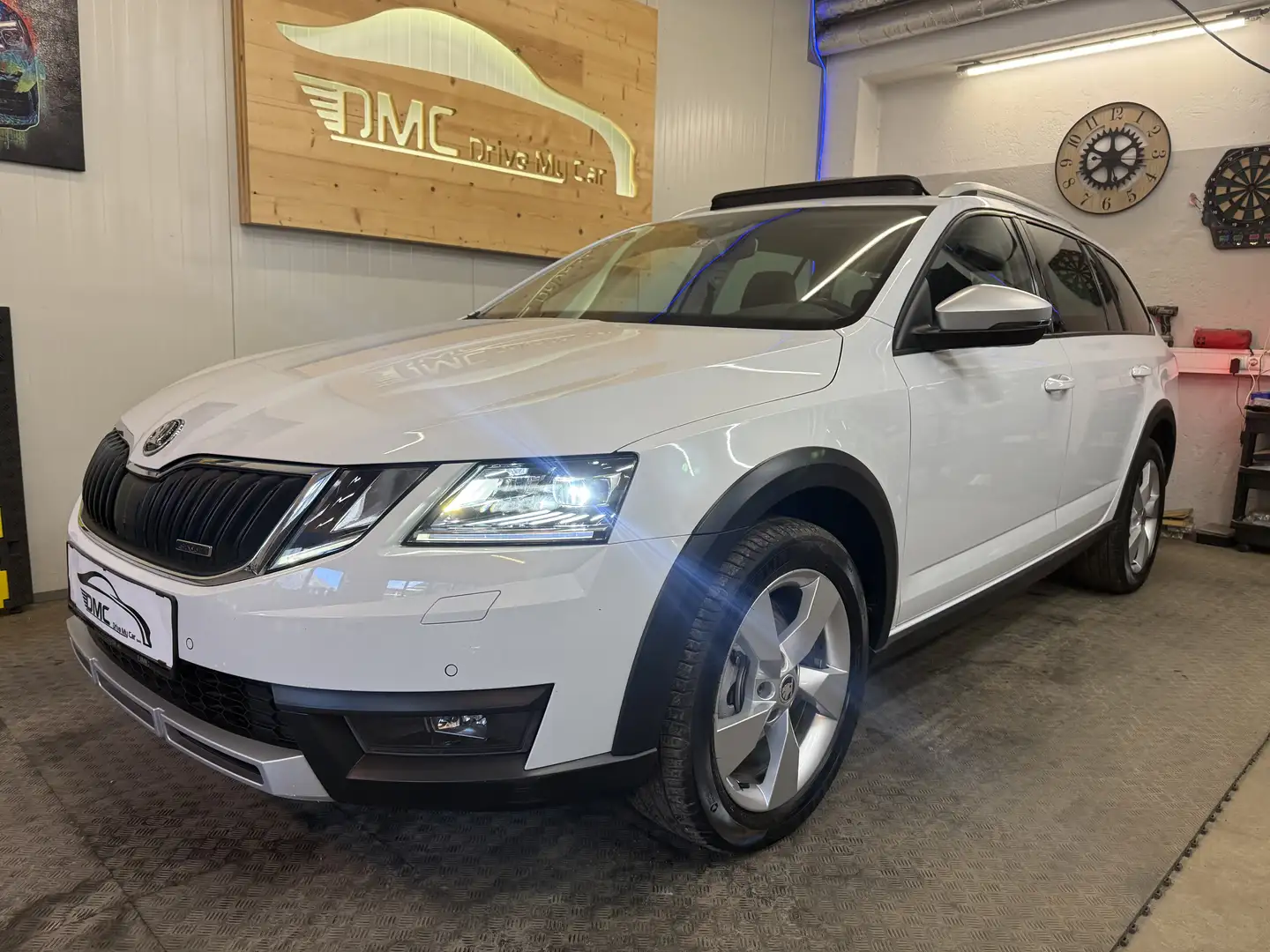 Skoda Octavia Octavia Scout 2,0 TDI 4x4 DSG Scout Weiß - 1