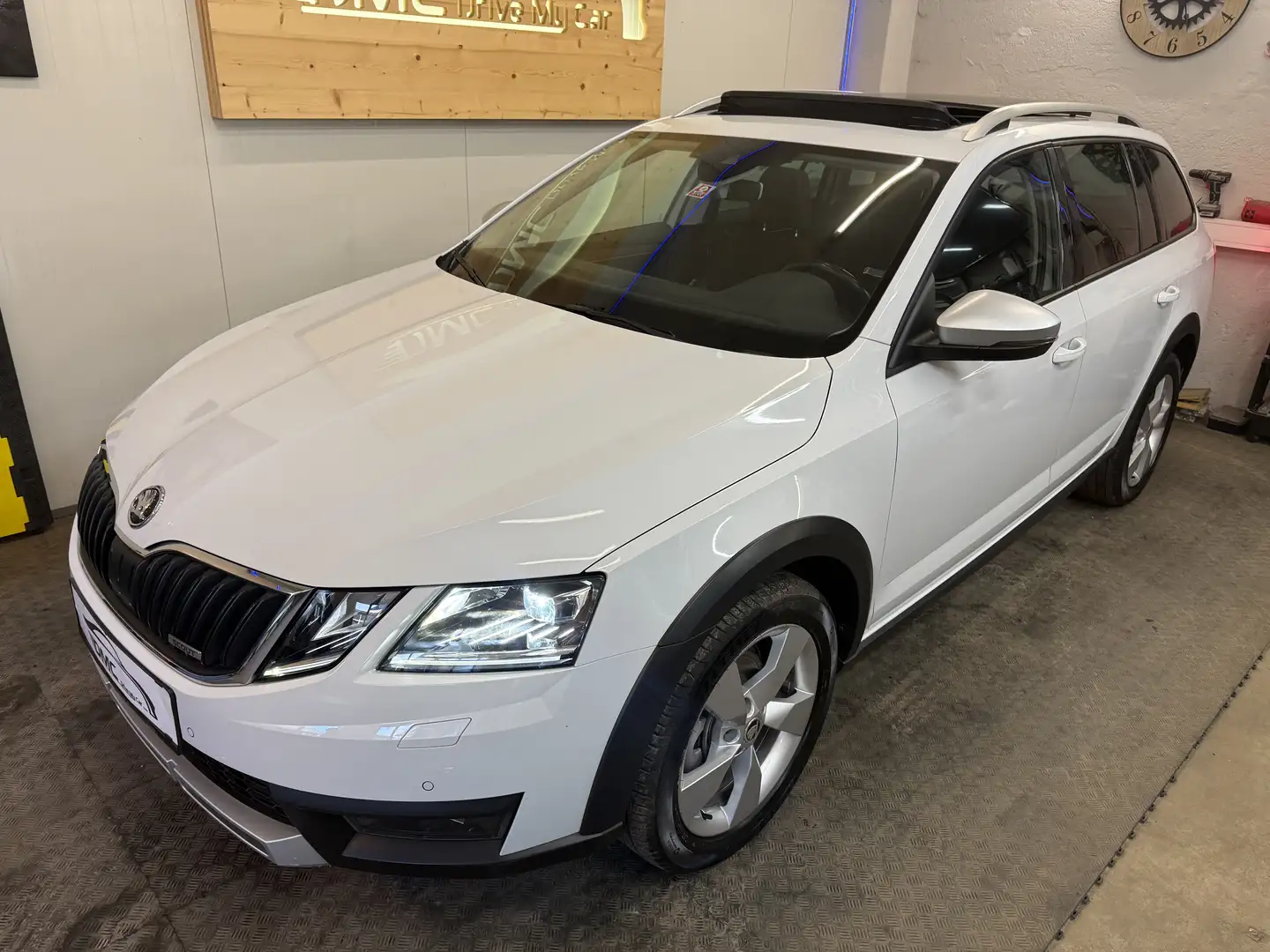 Skoda Octavia Octavia Scout 2,0 TDI 4x4 DSG Scout Weiß - 2