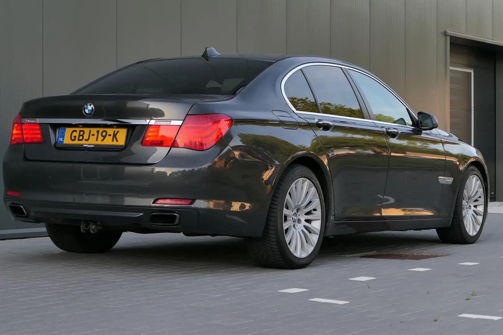 BMW 750 7-serie 750i HUD Navi Leder V8 408pk Lane Assist Y Grijs - 2