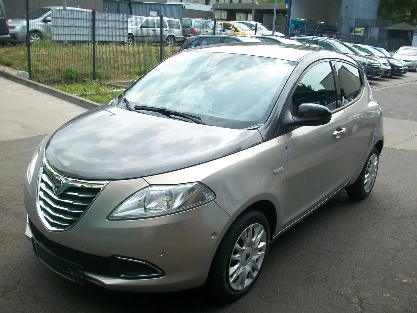 Lancia Ypsilon Gold*Automatik*Klima*PDC*Euro5*Top* Gris - 1