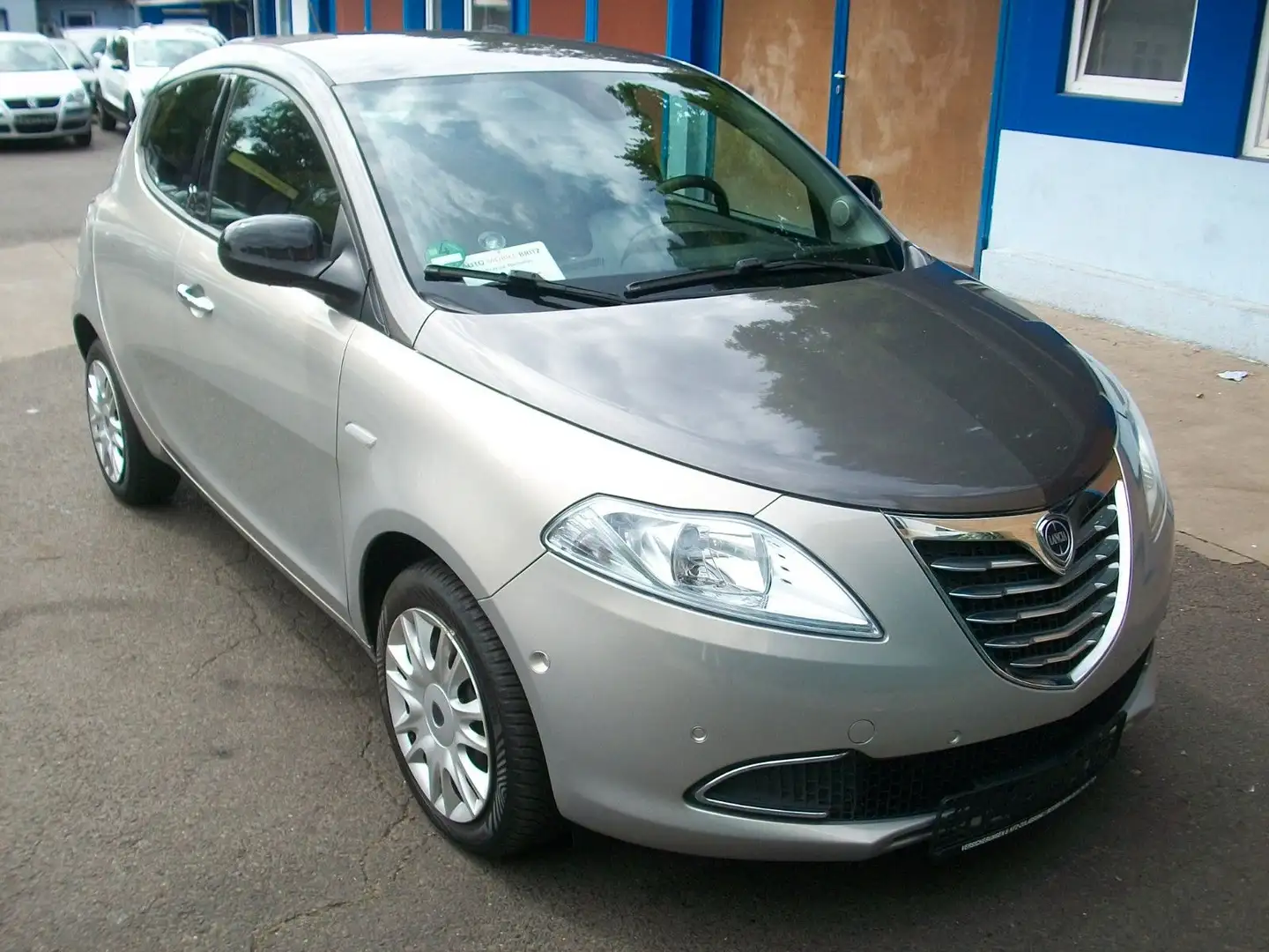 Lancia Ypsilon Gold*Automatik*Klima*PDC*Euro5*Top* Gris - 2