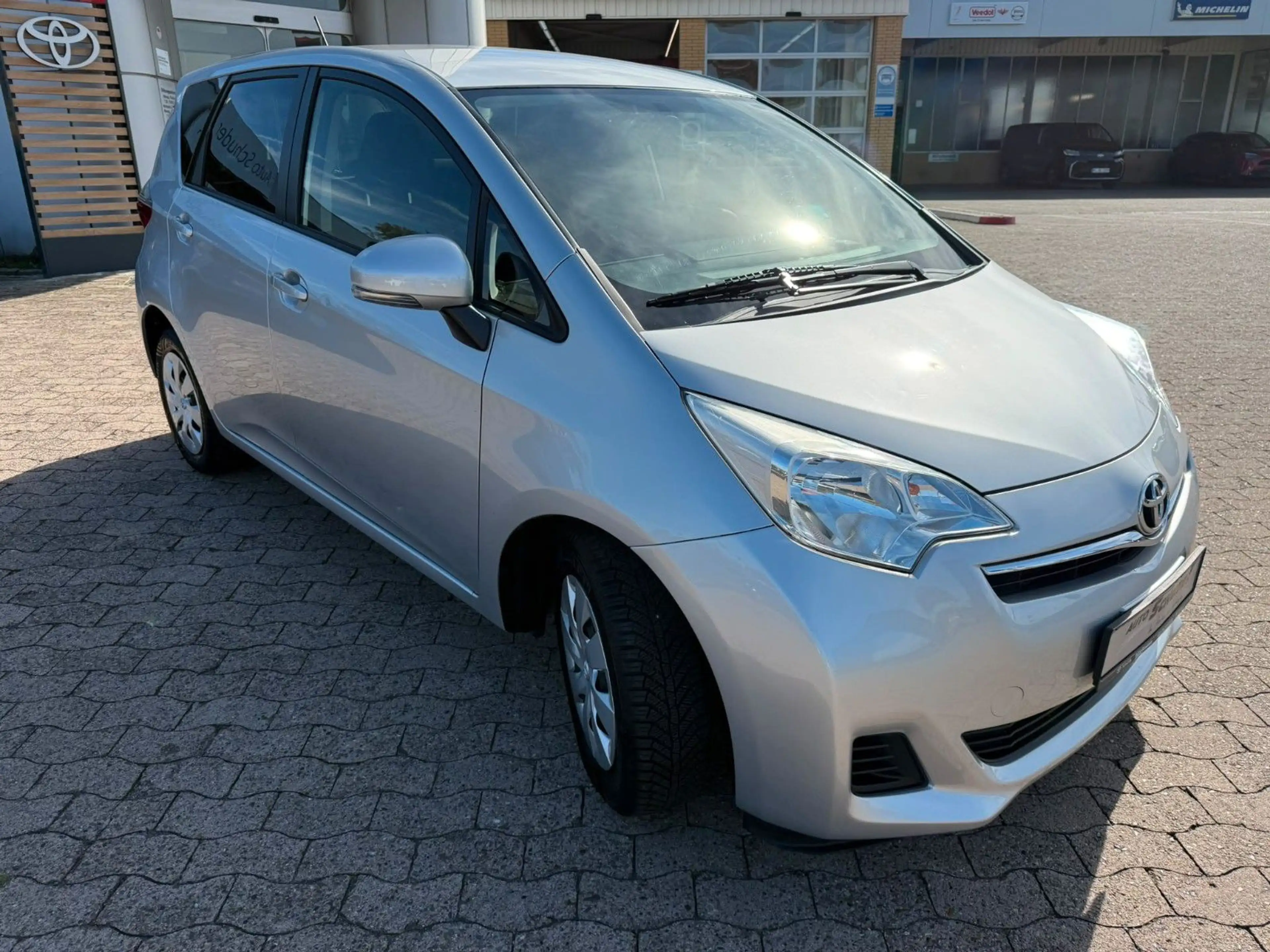 Toyota Verso-S Life — photo 2