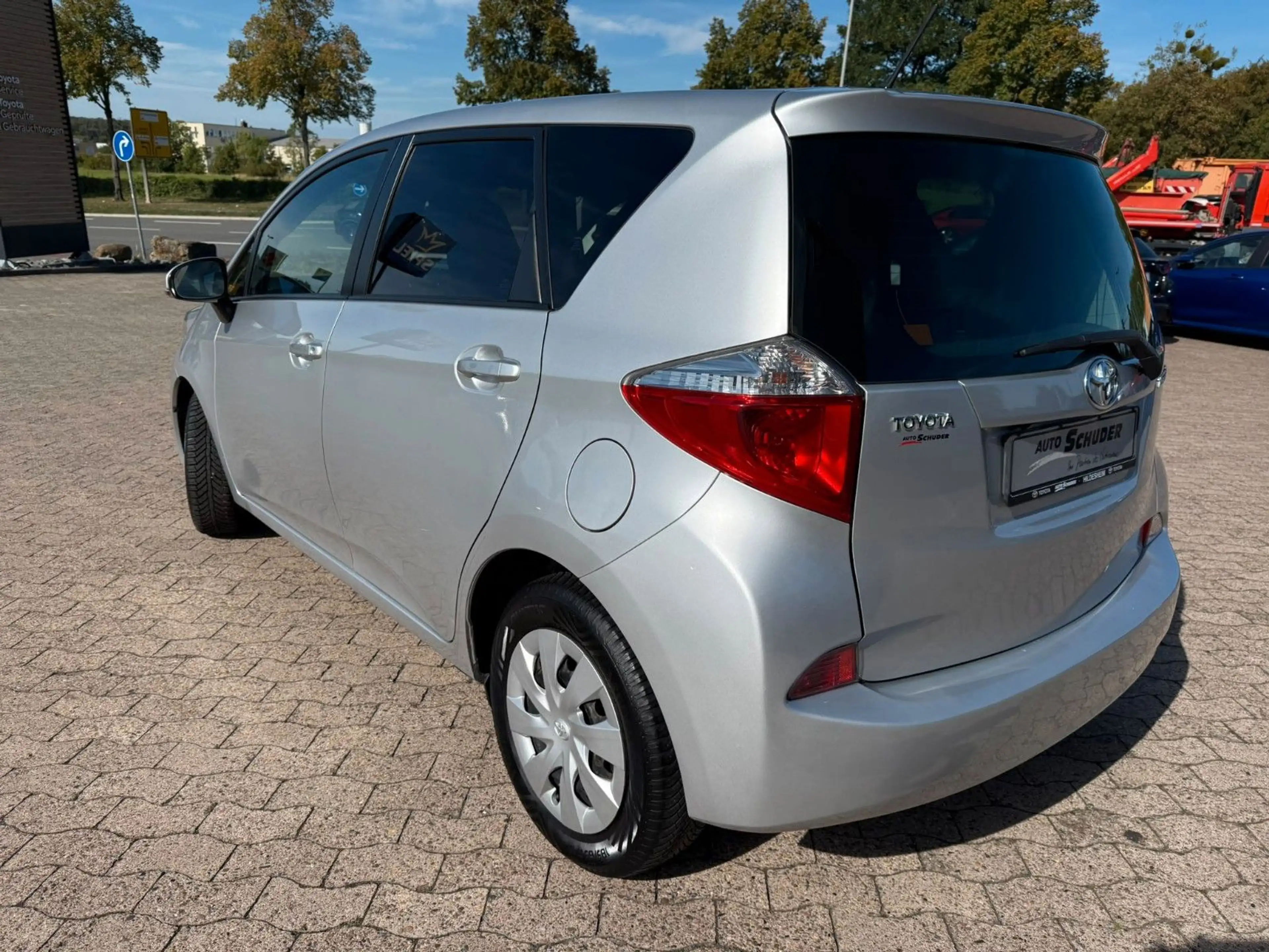 Toyota Verso-S Life — photo 3