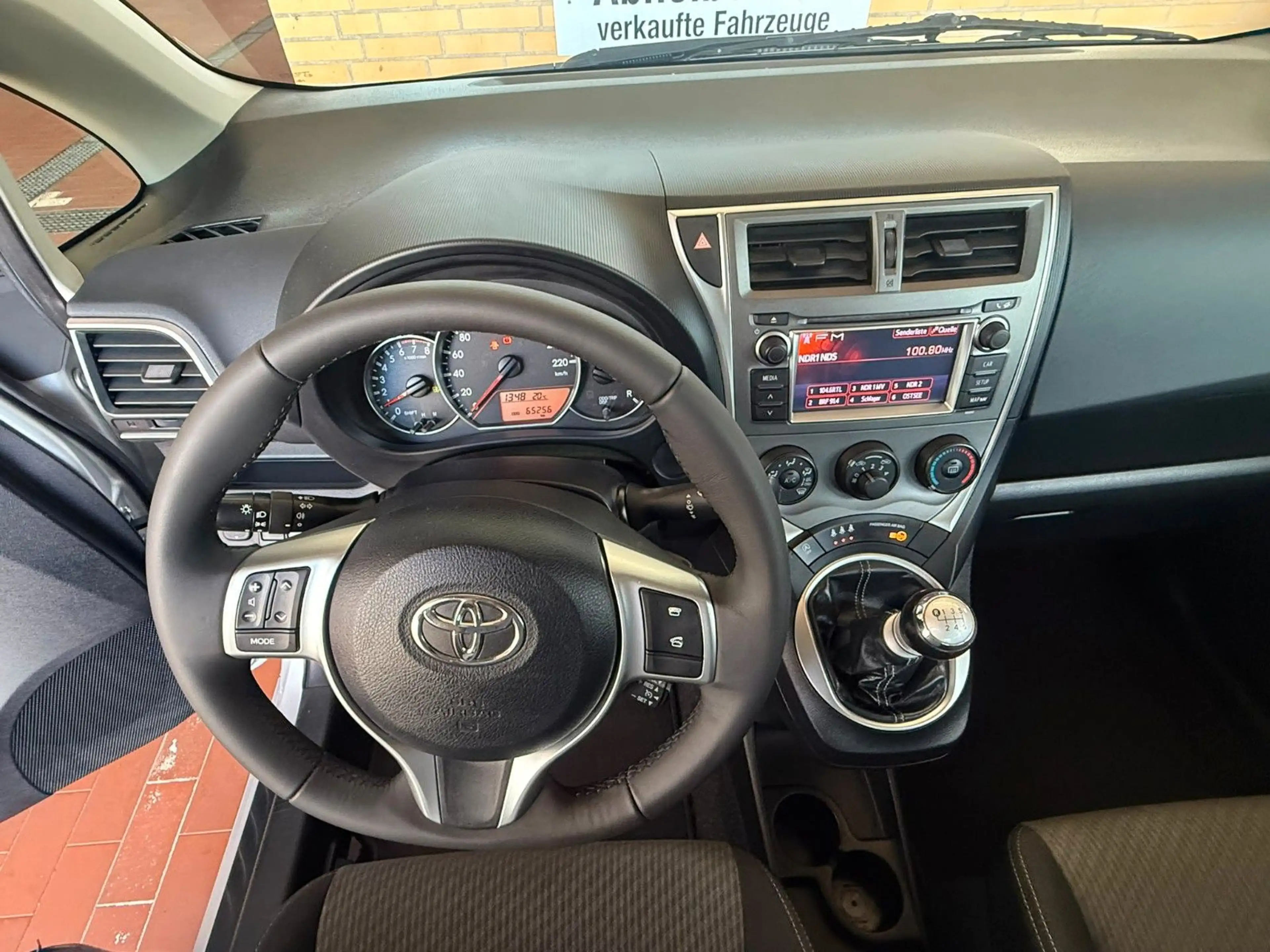 Toyota Verso-S Life — photo 6