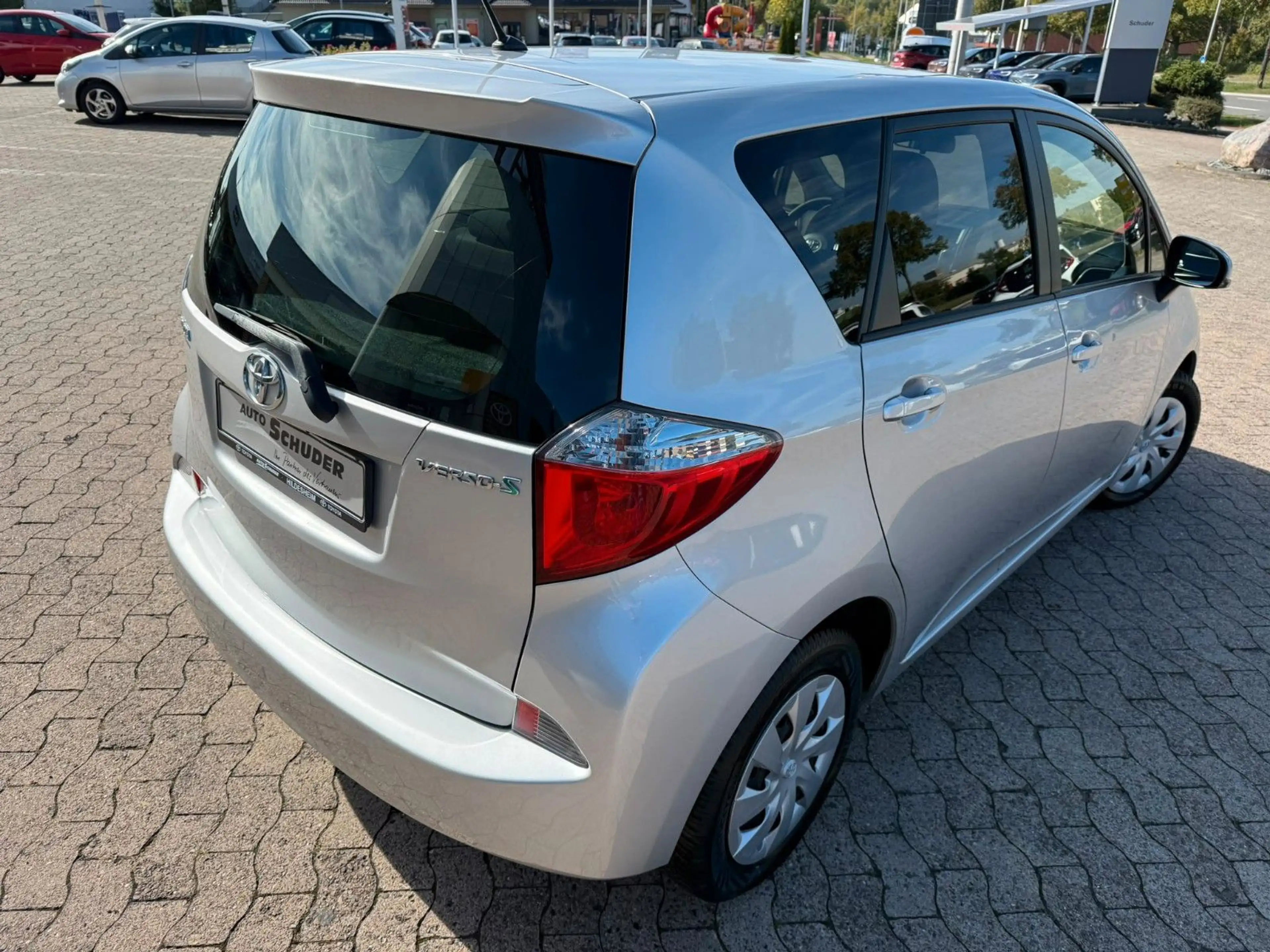 Toyota Verso-S Life — photo 4