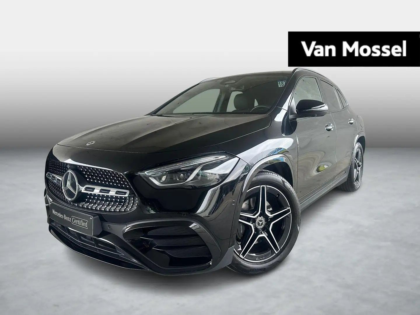 Mercedes-Benz GLA 180 AMG Line + NIGHTPACK + SURROUND VIEW + KEY LESS + Zwart - 1