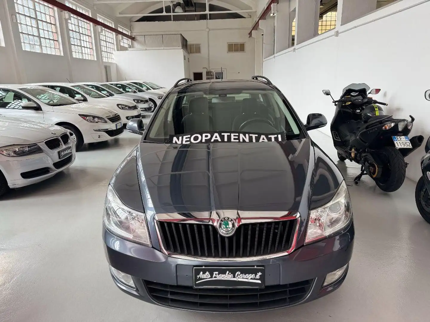 Skoda Octavia 1.6 TDI CR F.AP. Elegance Gris - 2