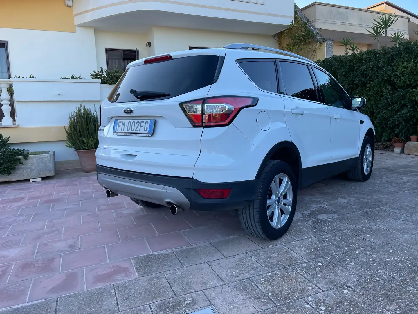 Ford Kuga 1.5 tdci Business s&s 2wd 120cv powershift Wit - 2