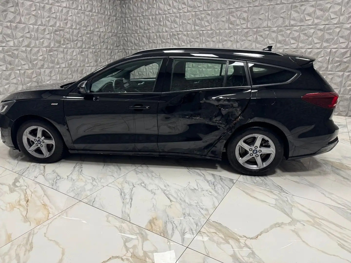 Ford Focus Turnier ST-Line Mild-Hybrid*Family-Paket 3 Schwarz - 2