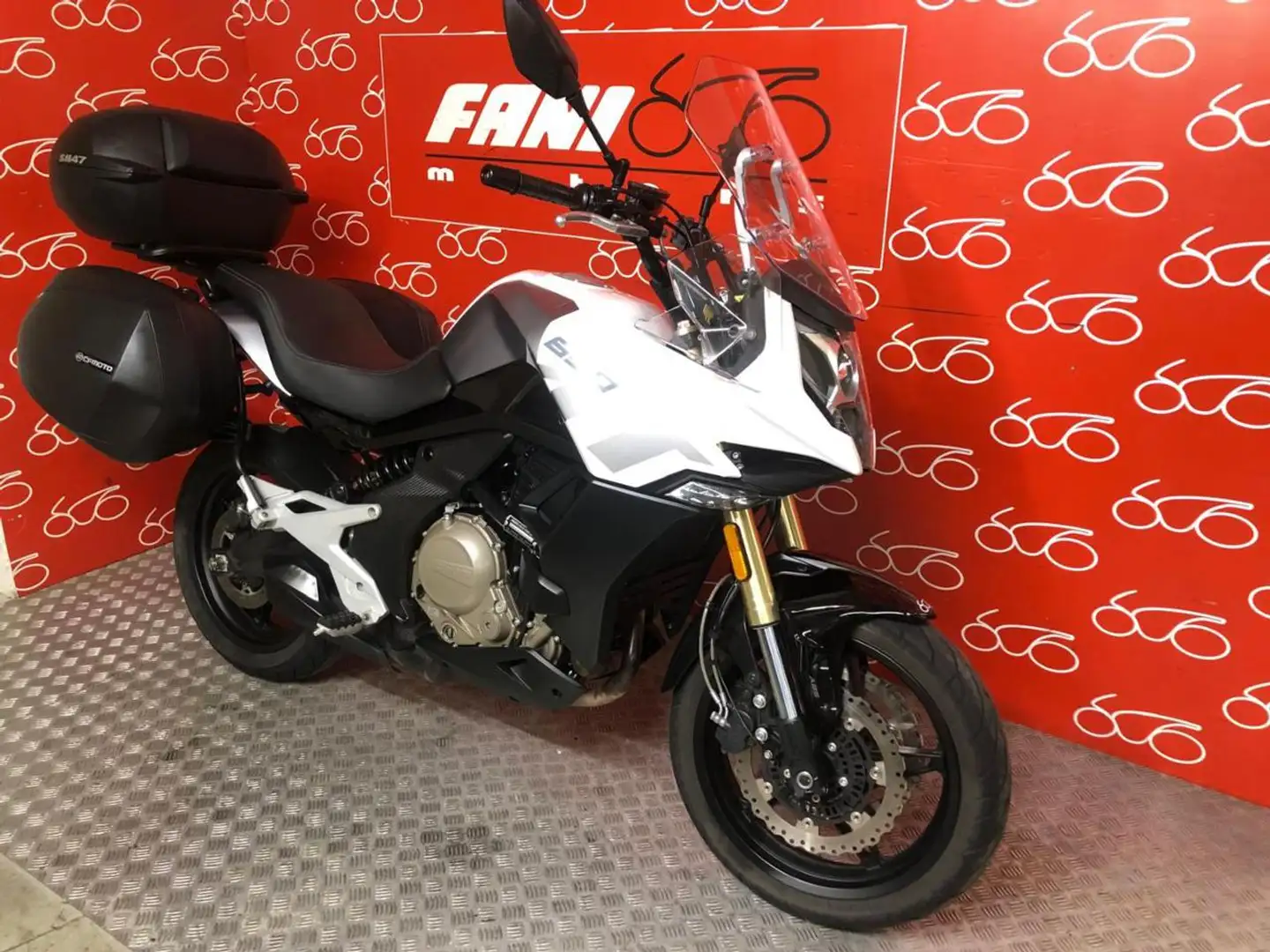 CFMOTO 650 MT . White - 2